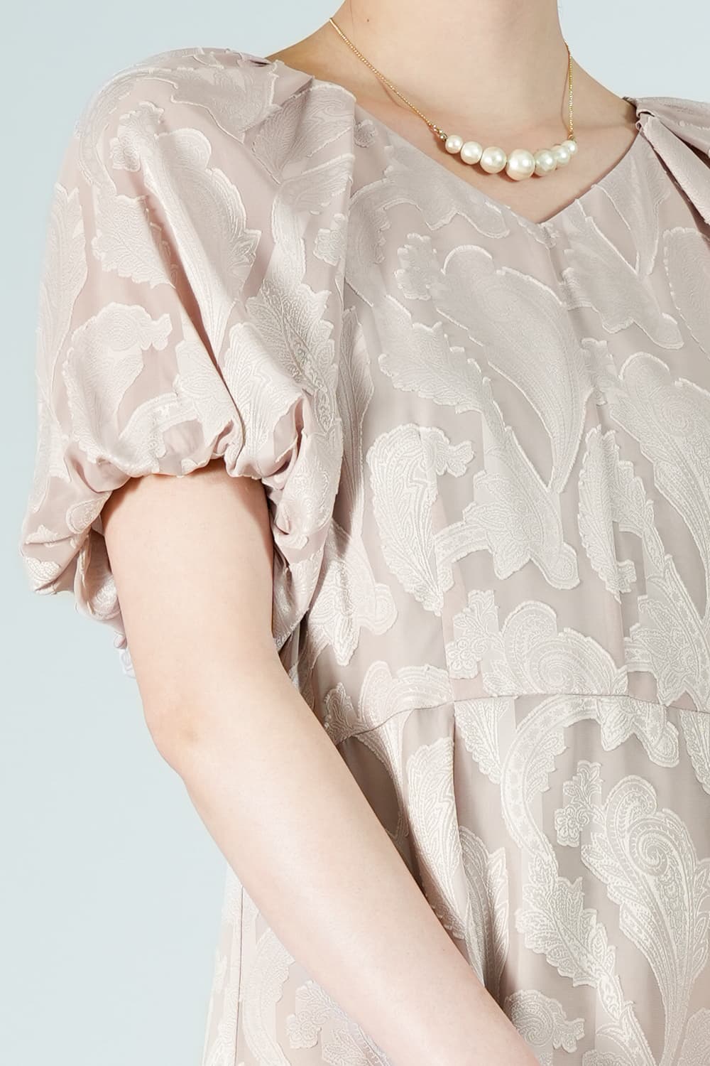 ペイズリー柄カットジャガードピンクベージュドレス