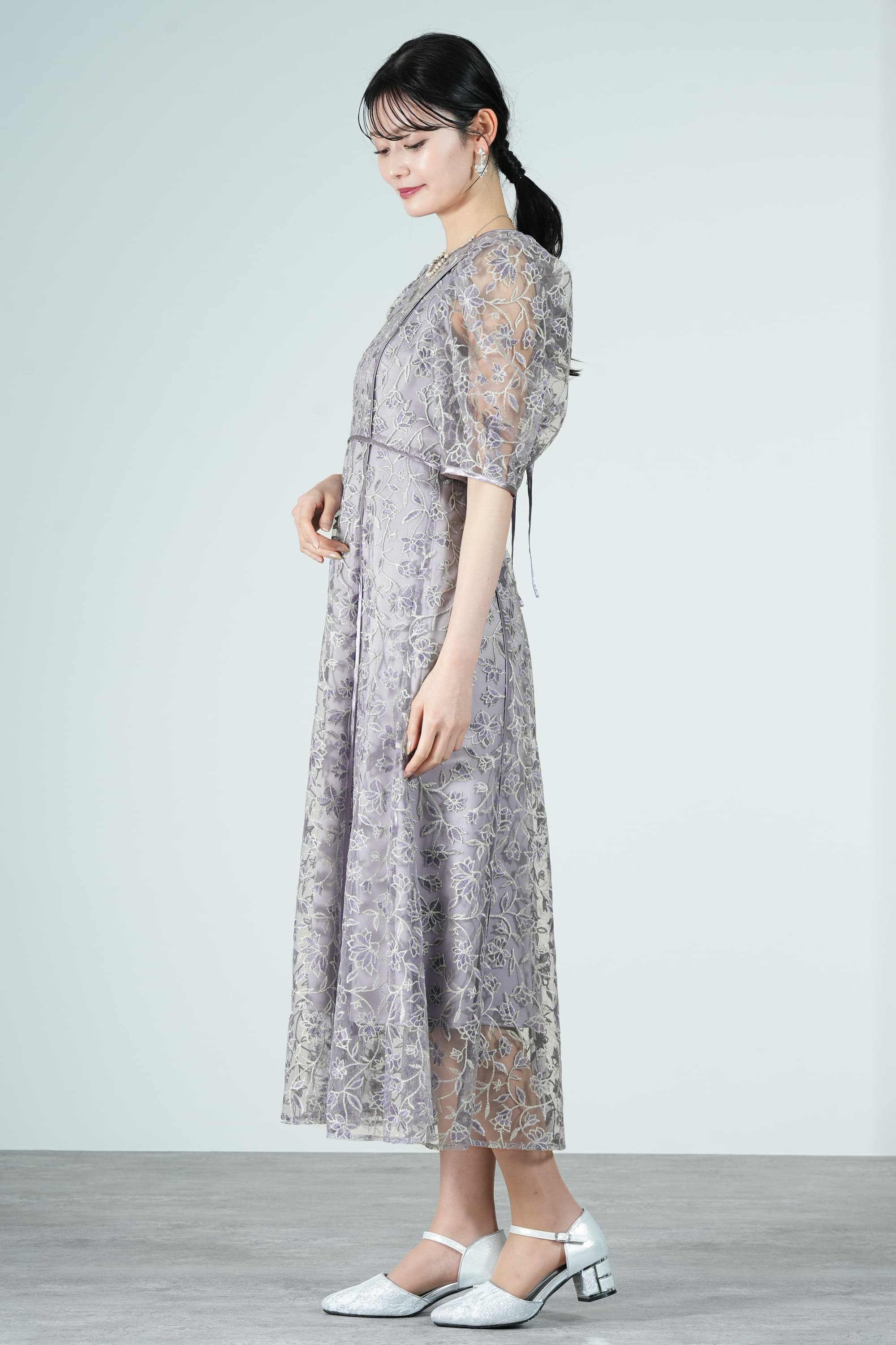 フラワーラメ刺繍ラベンダードレス