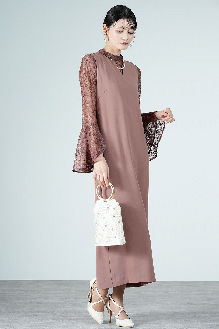 チャーム付きクロスストラップベージュパンプス