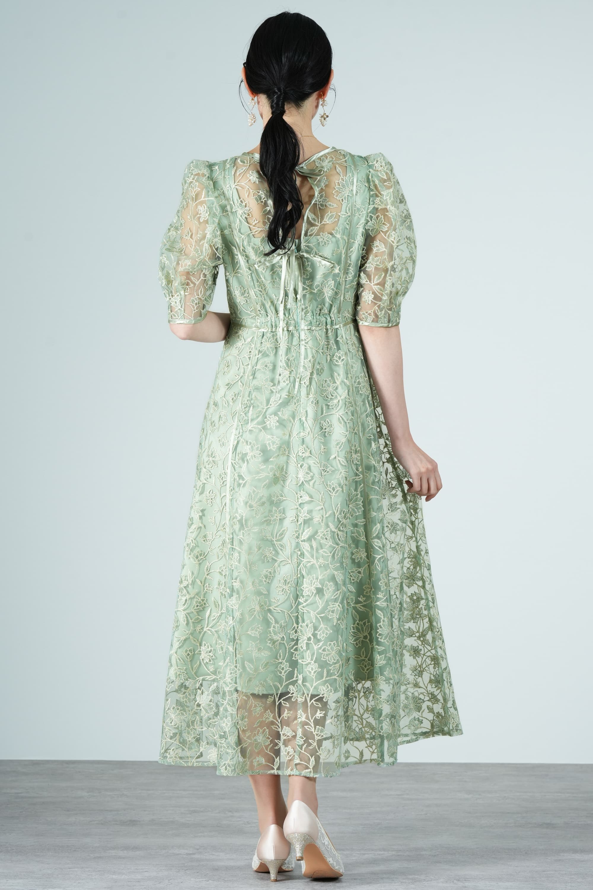 LILY BROWN フラワーラメ刺繍ミントドレス (S) をレンタル - 結婚式