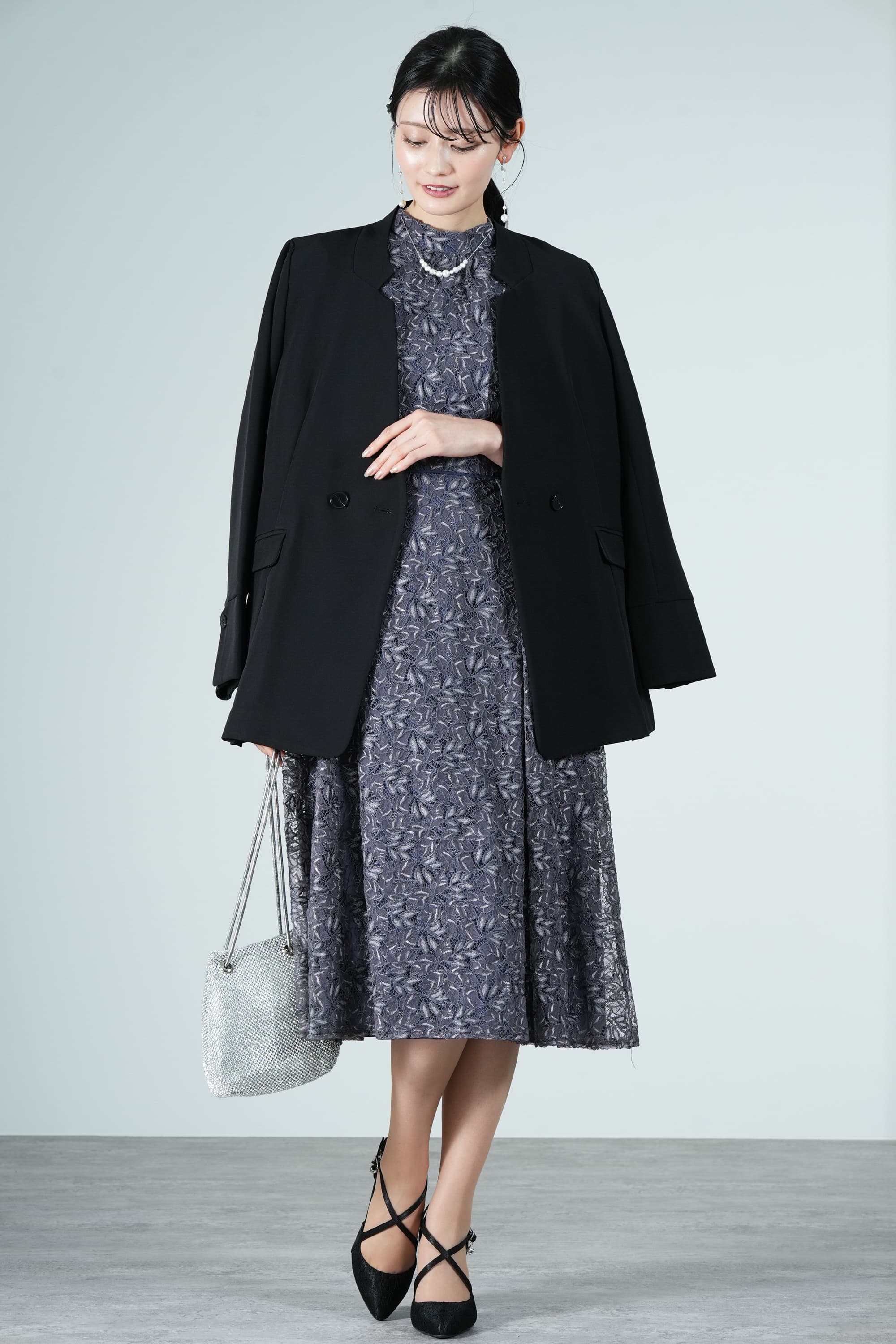 チャーム付きクロスストラップブラックパンプス