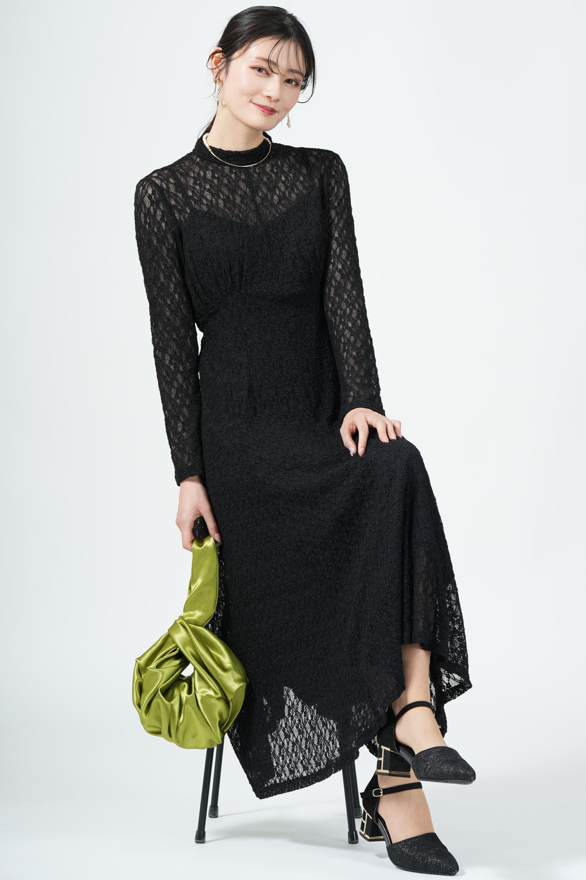 スタンドネック小花柄レースブラックドレス