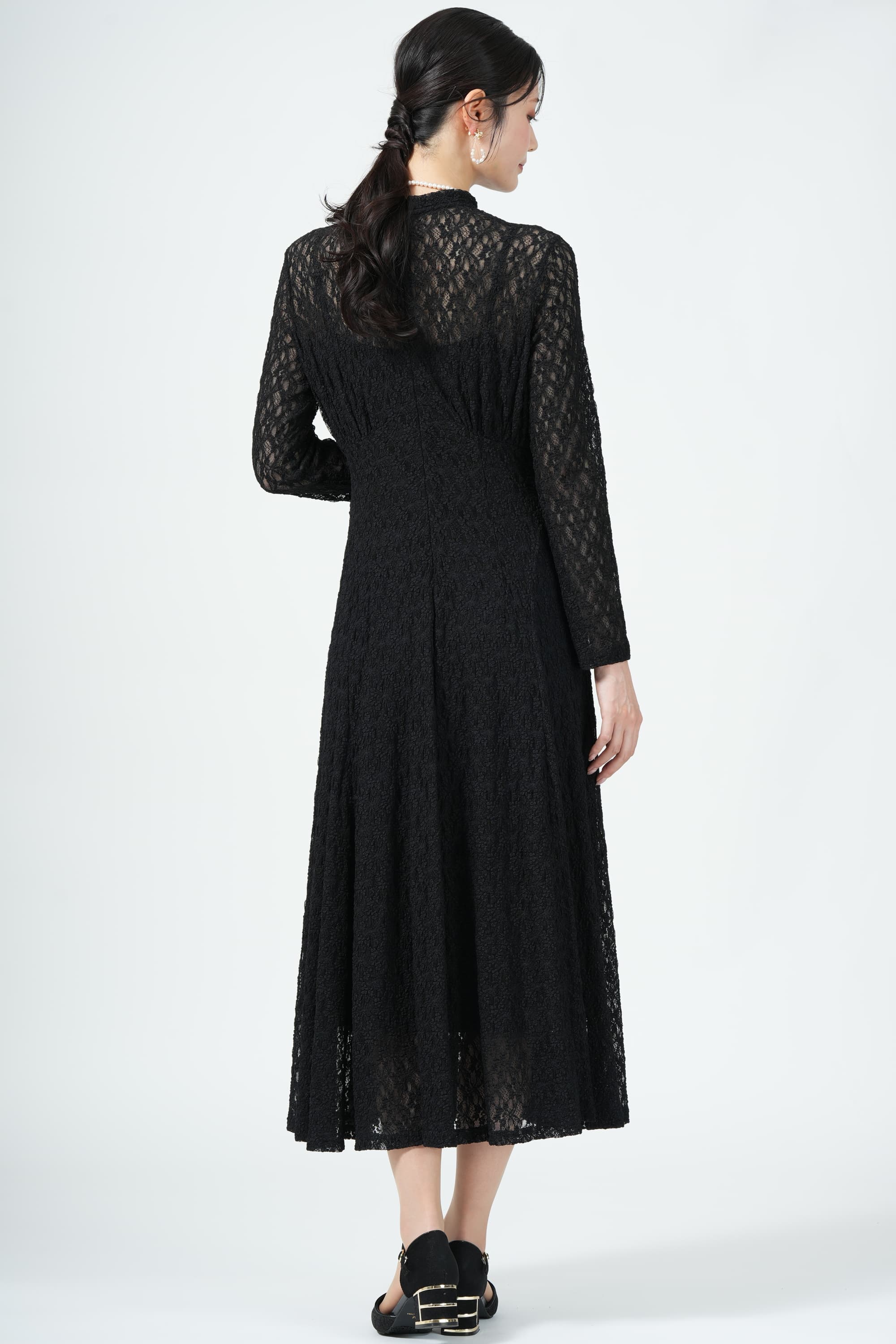 スタンドネック小花柄レースブラックドレス
