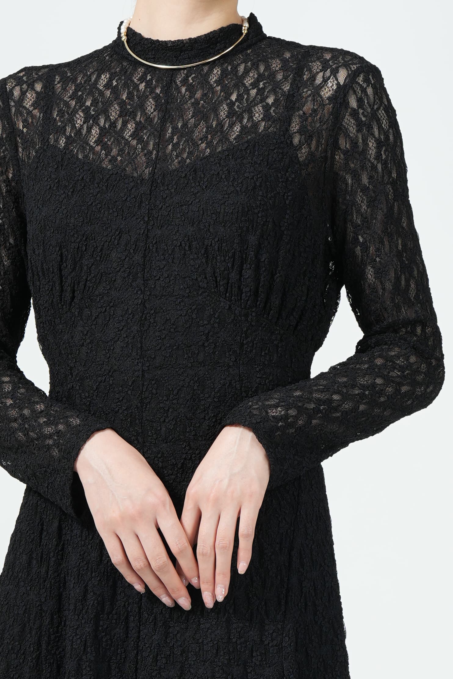 スタンドネック小花柄レースブラックドレス