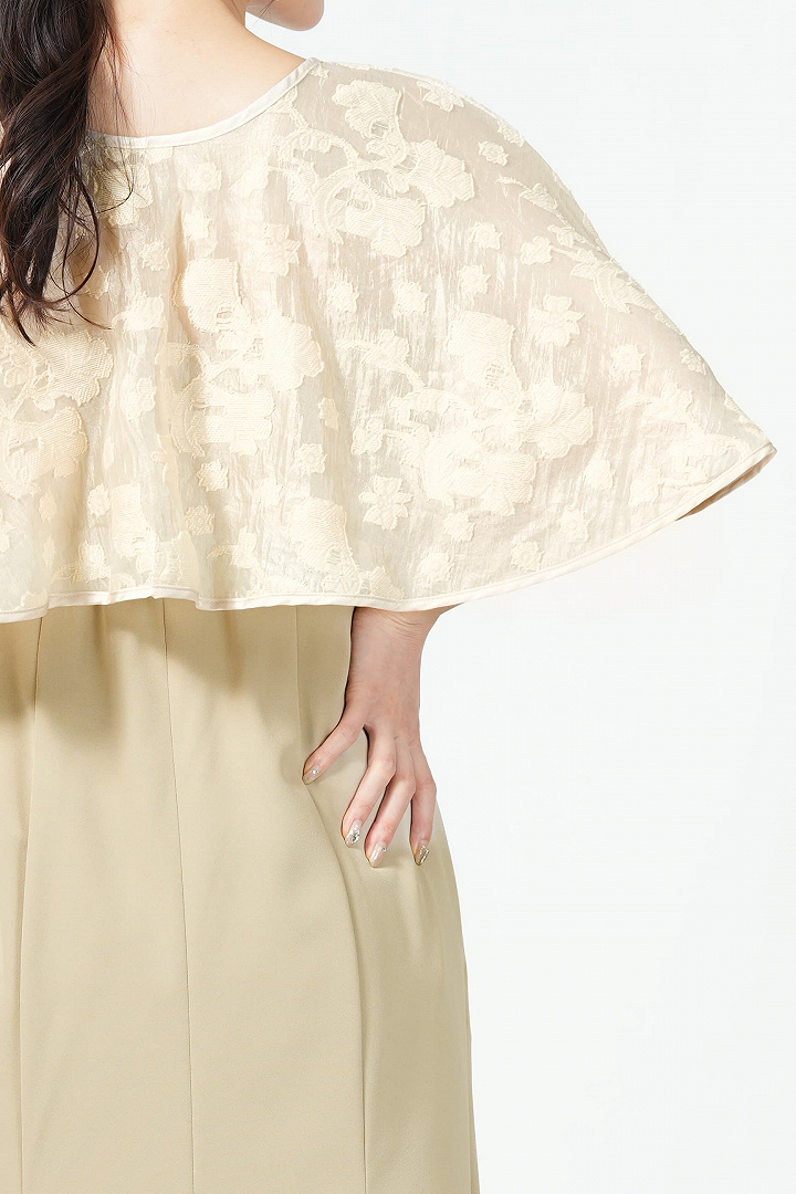 フラワー柄ケープ付きベージュドレス