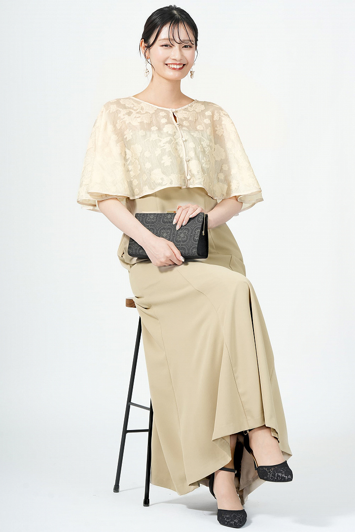 フラワー柄ケープ付きベージュドレス