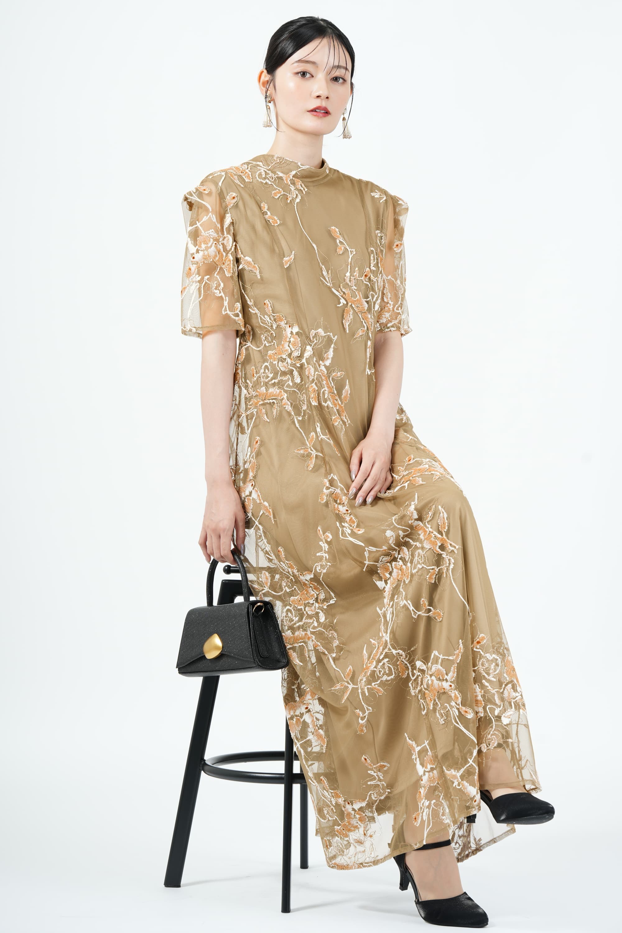 Ameri VINTAGE フロッキー野バラアートベージュドレス (M) をレンタル
