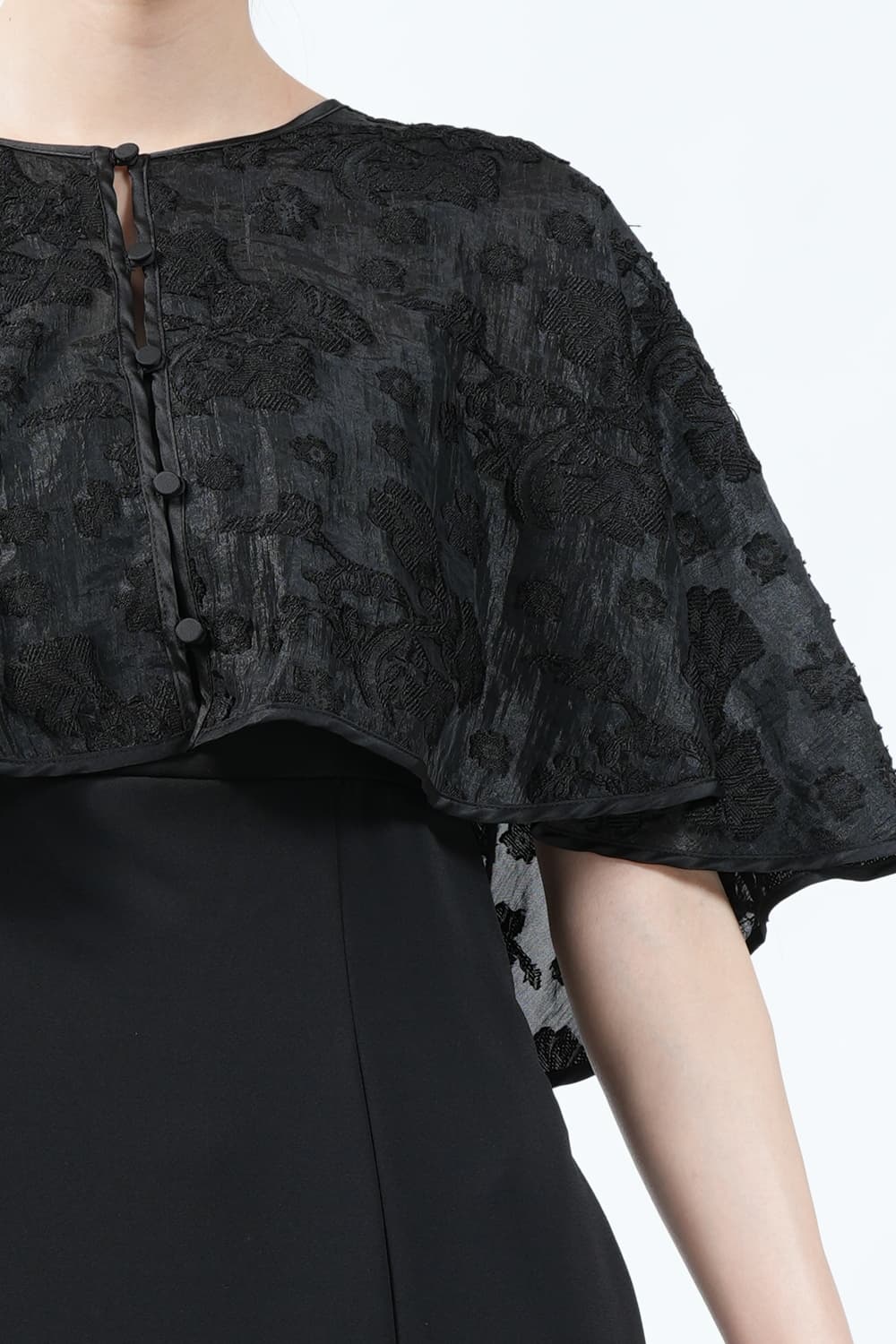 Kastane フラワー柄ケープ付きブラックドレス (S) をレンタル - 結婚式