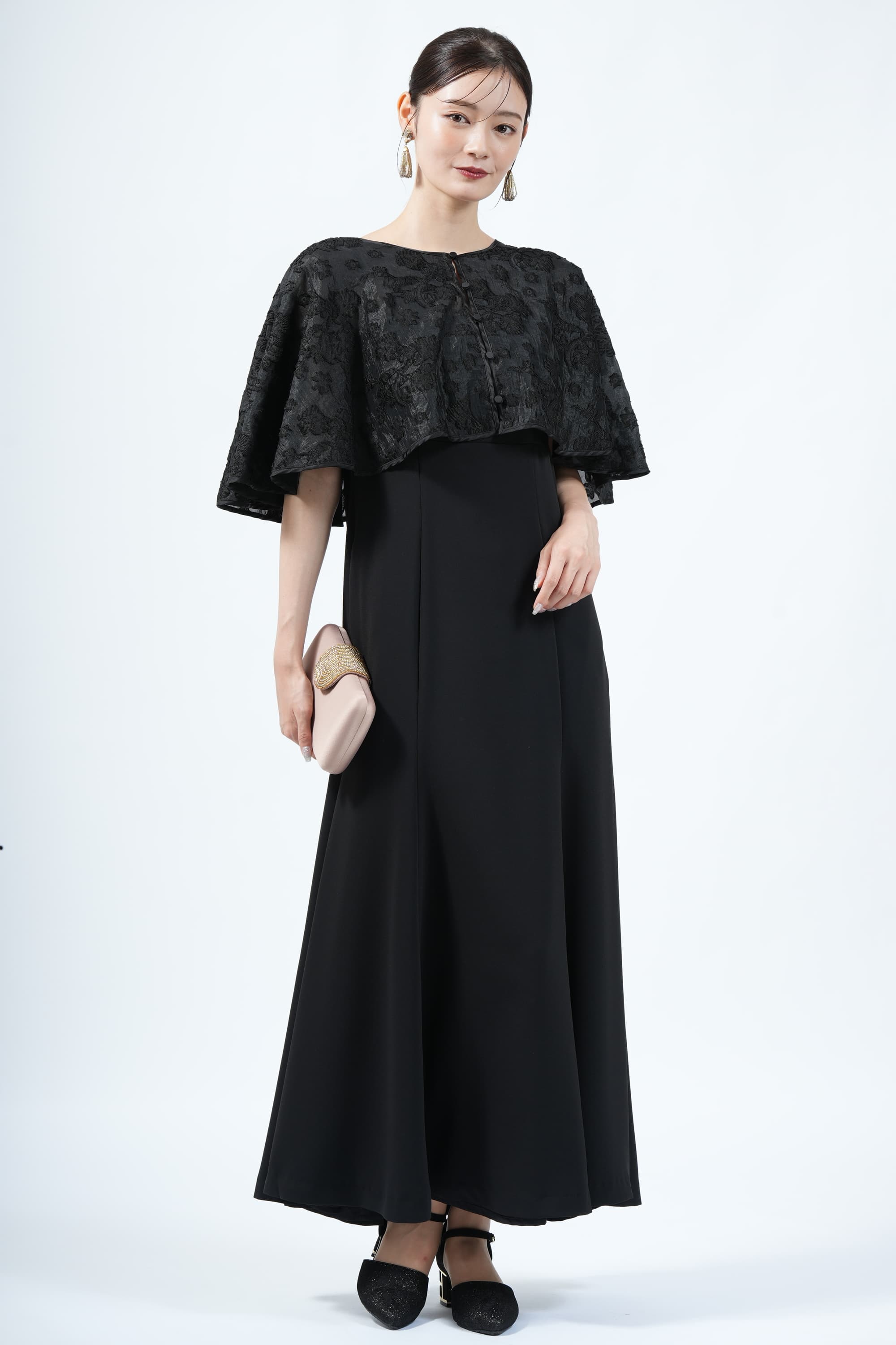 Kastane フラワー柄ケープ付きブラックドレス (S) をレンタル - 結婚式