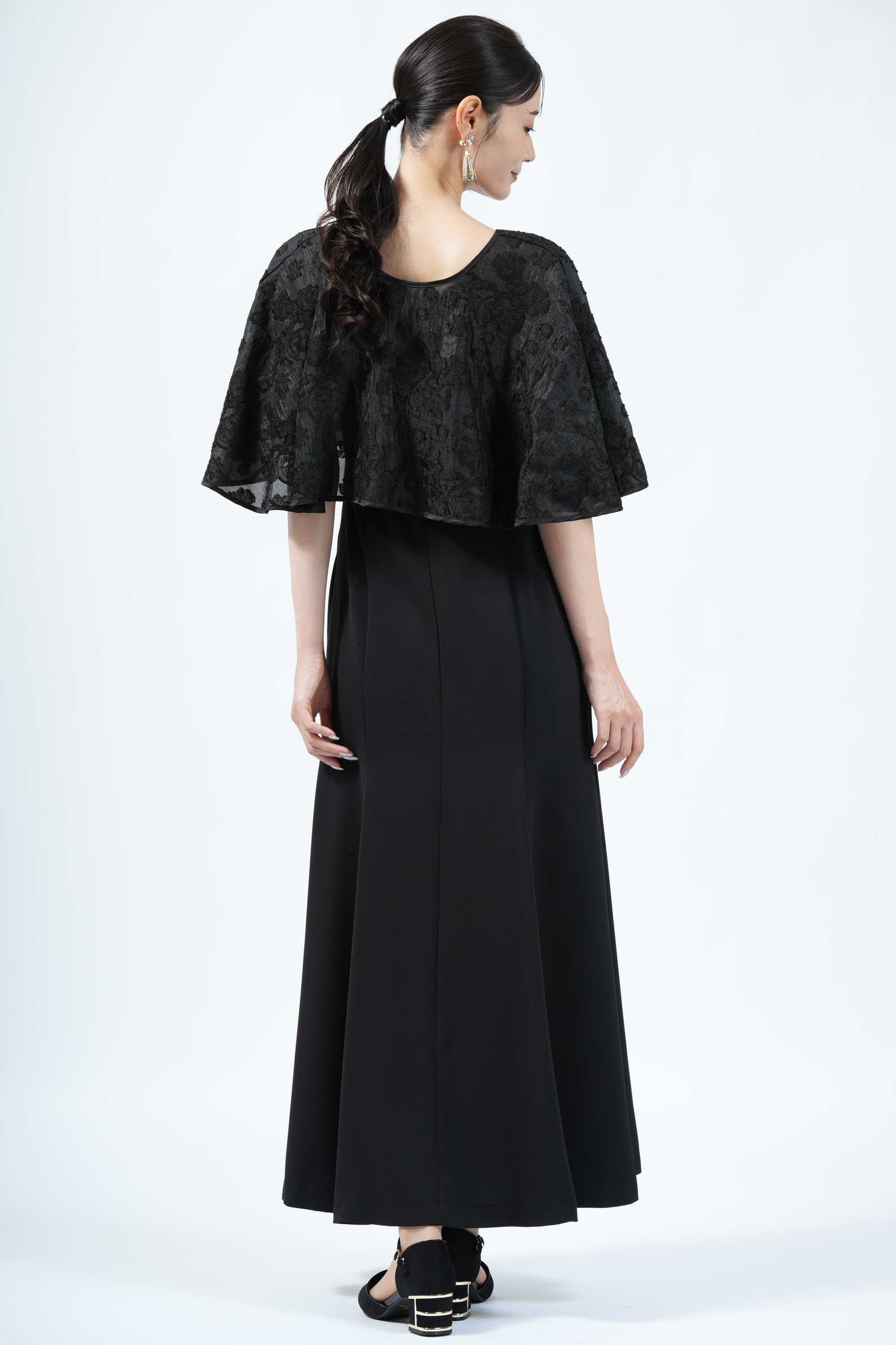 Kastane フラワー柄ケープ付きブラックドレス (S) をレンタル - 結婚式