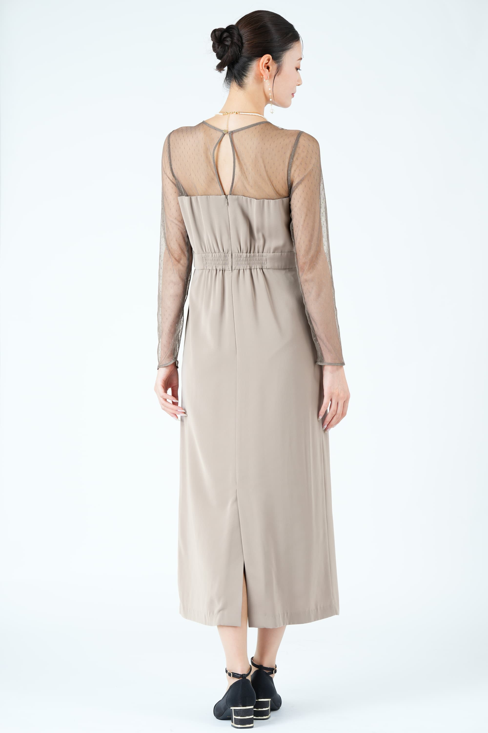 レイヤード風ドットチュールグレージュドレス