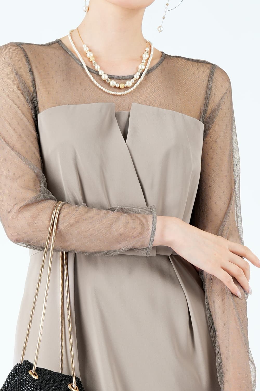 レイヤード風ドットチュールグレージュドレス