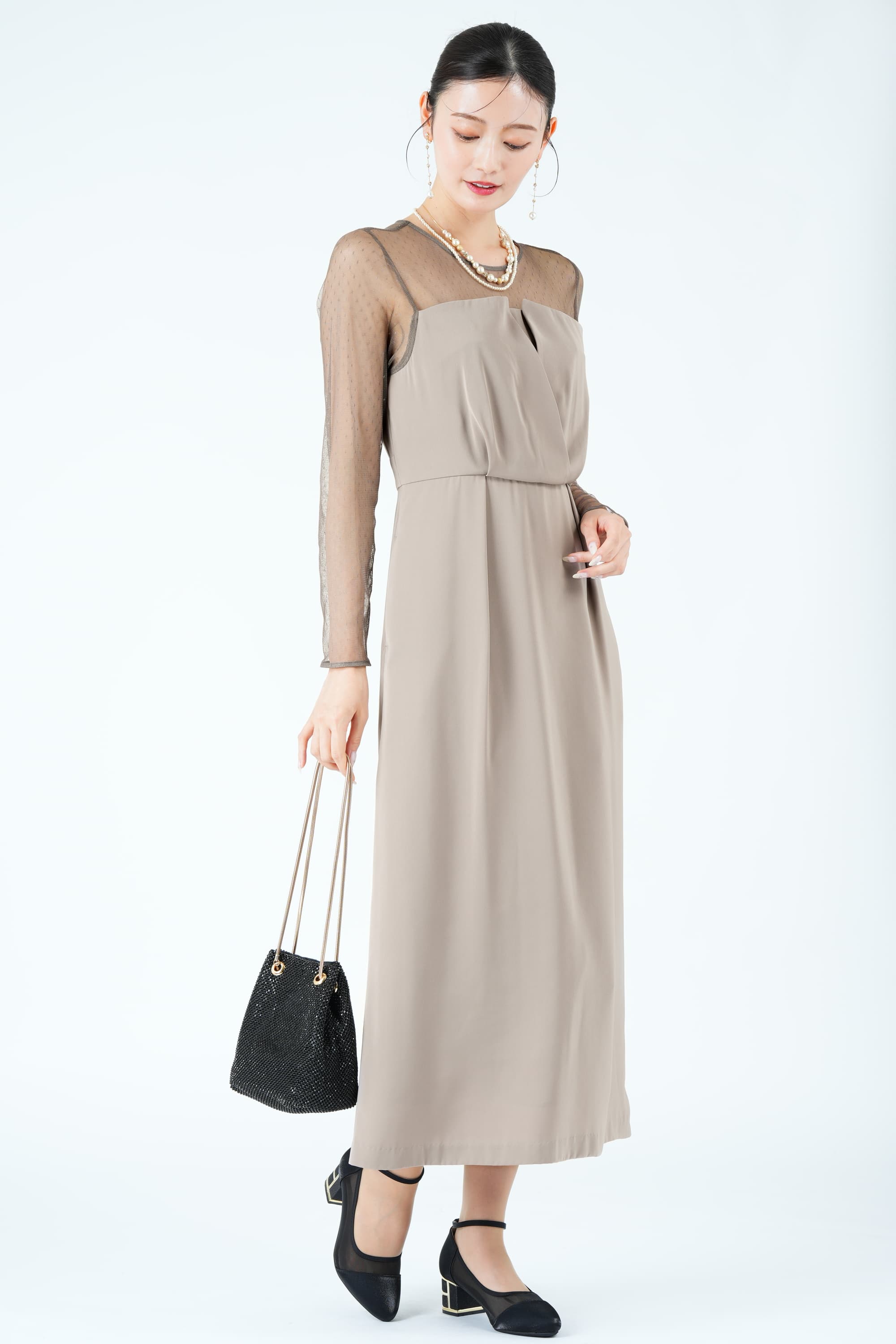 レイヤード風ドットチュールグレージュドレス