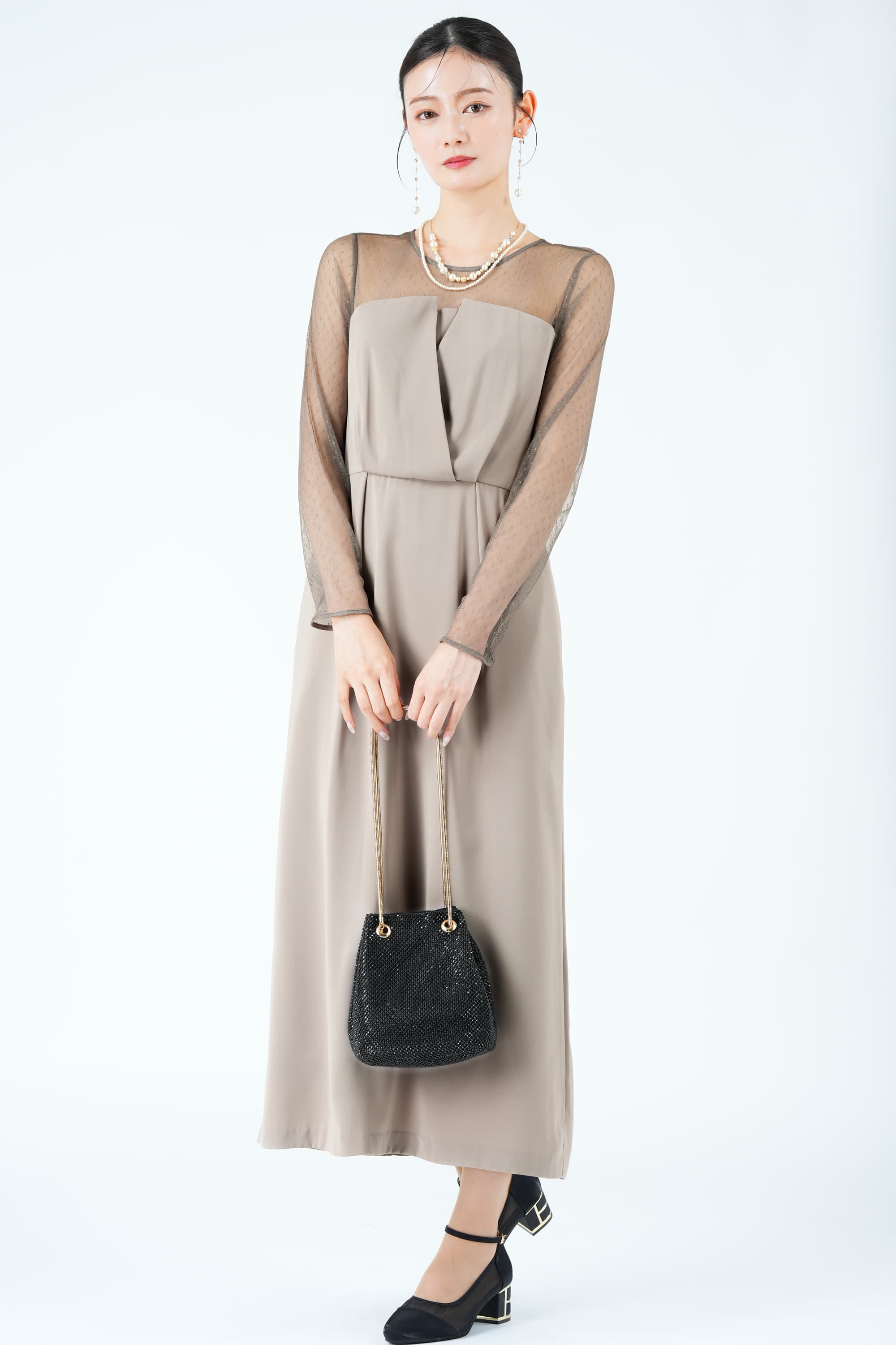 レイヤード風ドットチュールグレージュドレス