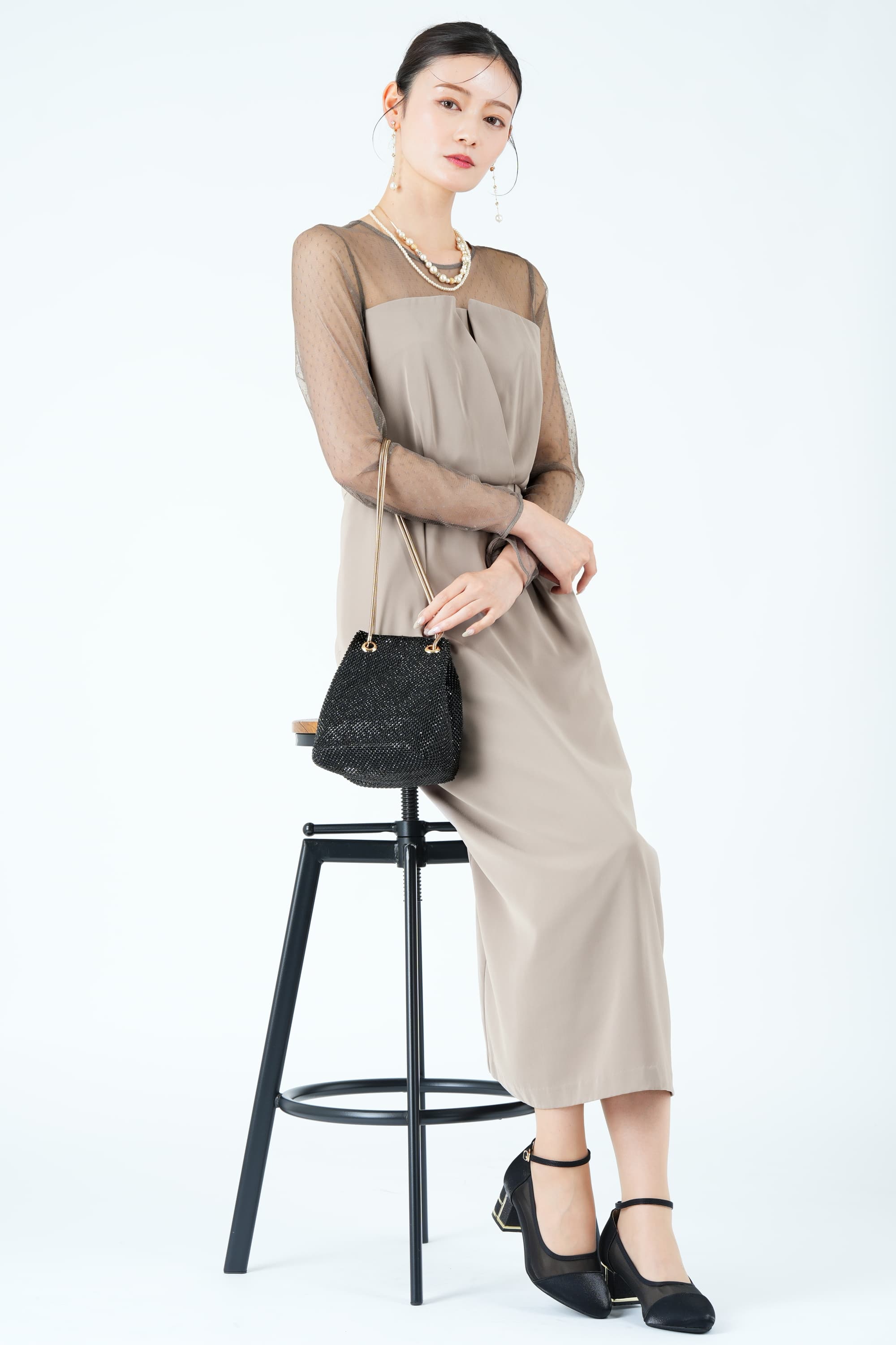 レイヤード風ドットチュールグレージュドレス