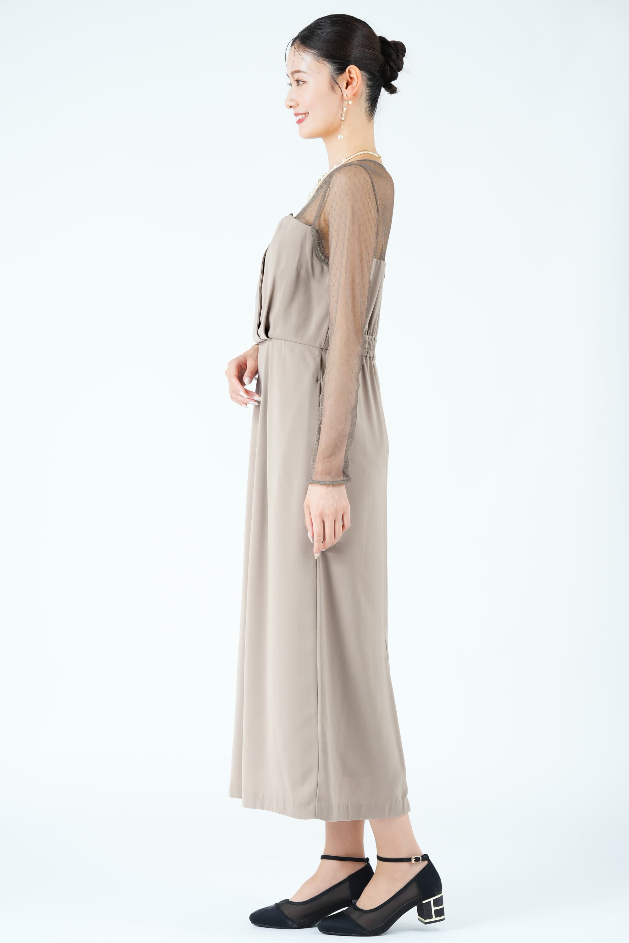 レイヤード風ドットチュールグレージュドレス