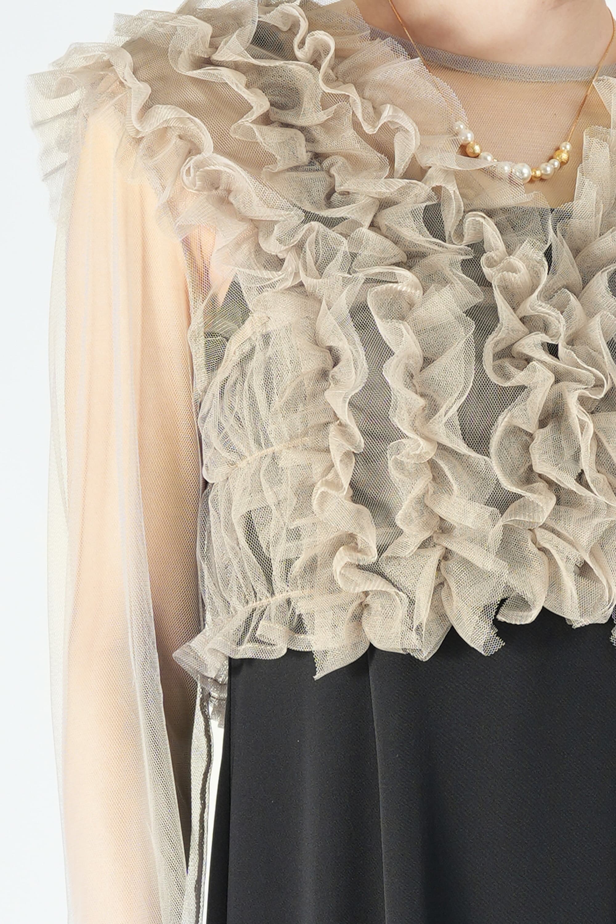 アーバンフリルベストブラック×ベージュドレス