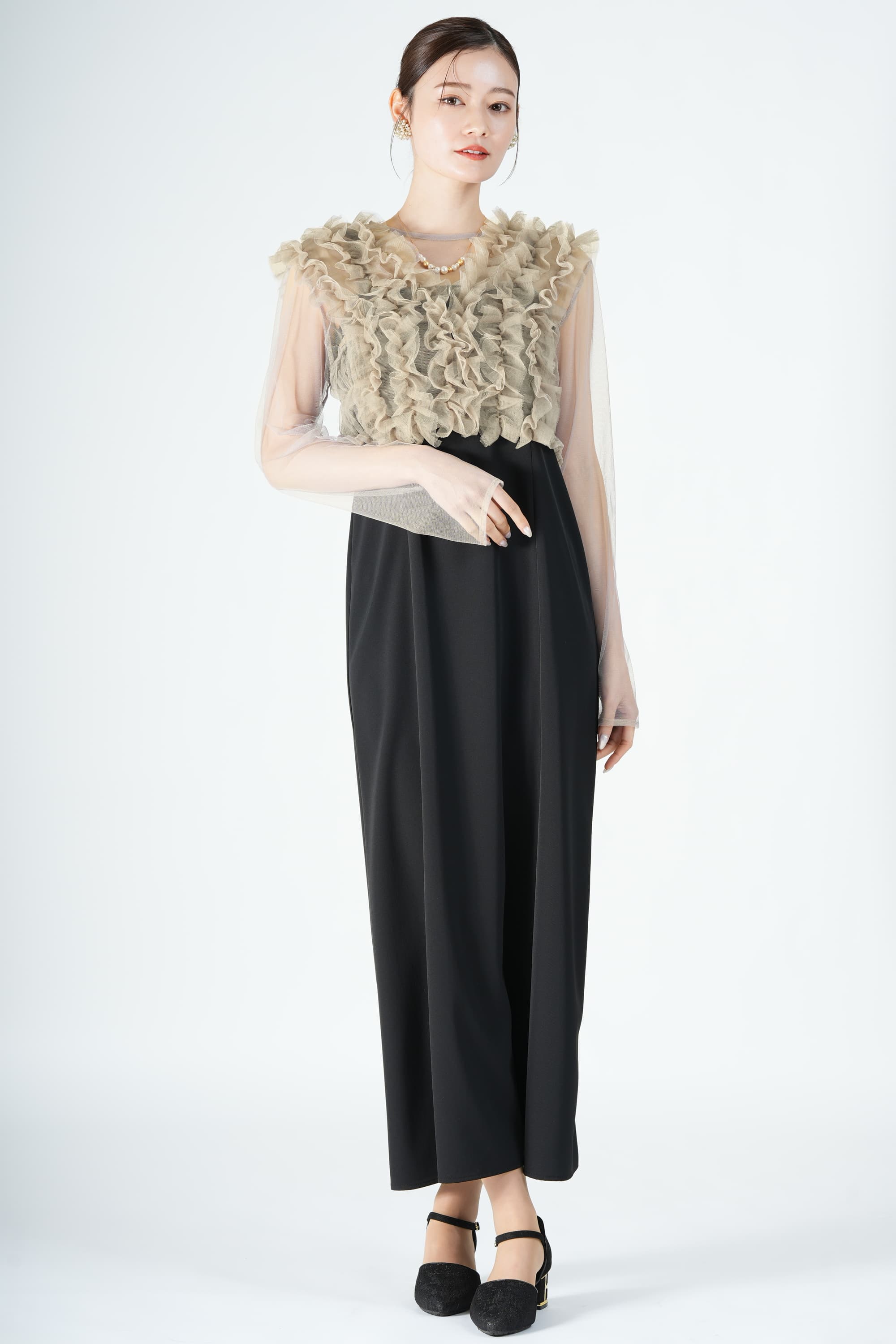 アーバンフリルベストブラック×ベージュドレス