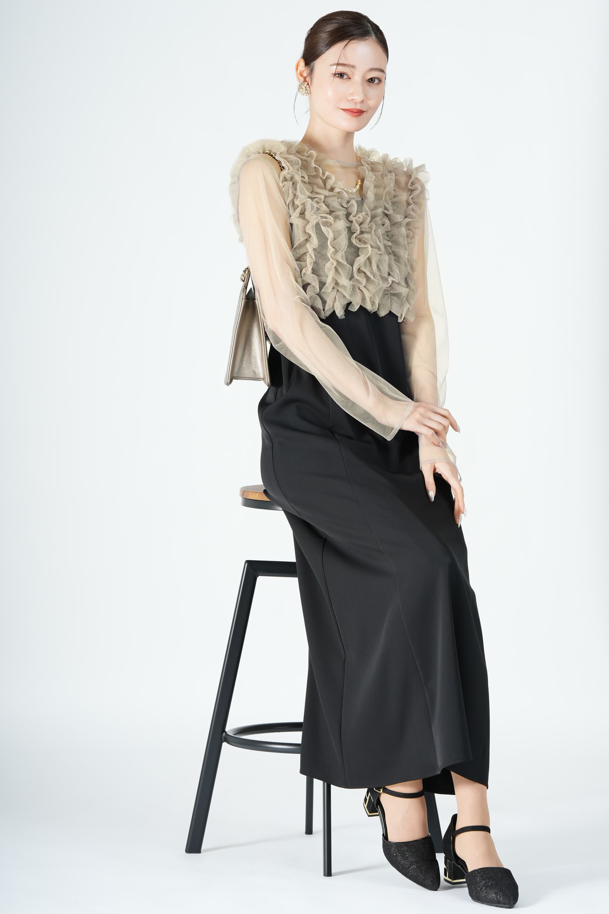 アーバンフリルベストブラック×ベージュドレス