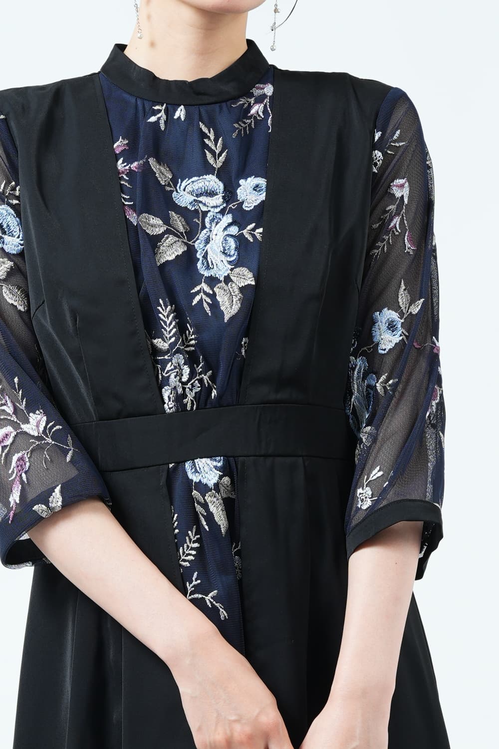 Callarus モダンフローラル刺繍レイヤードネイビードレス (LL〜3L) を