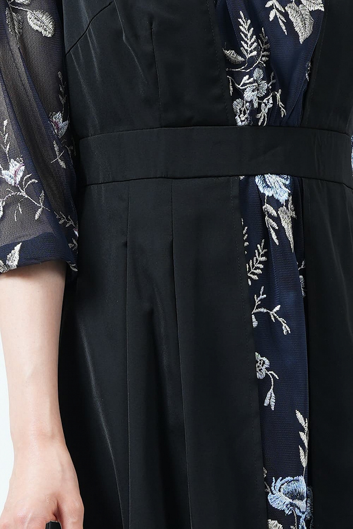 モダンフローラル刺繍レイヤードネイビードレス