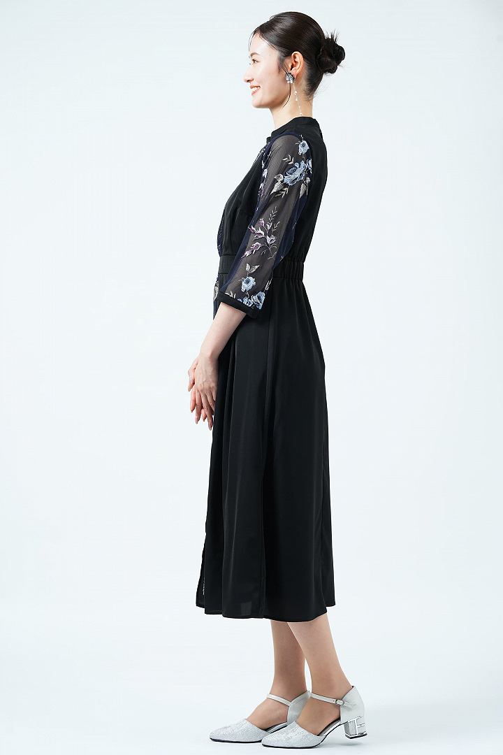 モダンフローラル刺繍レイヤードネイビードレス