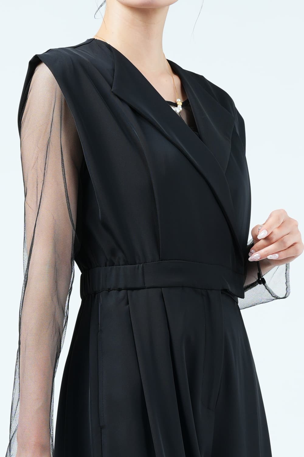 スタンドアウトカラーブラックパンツドレス