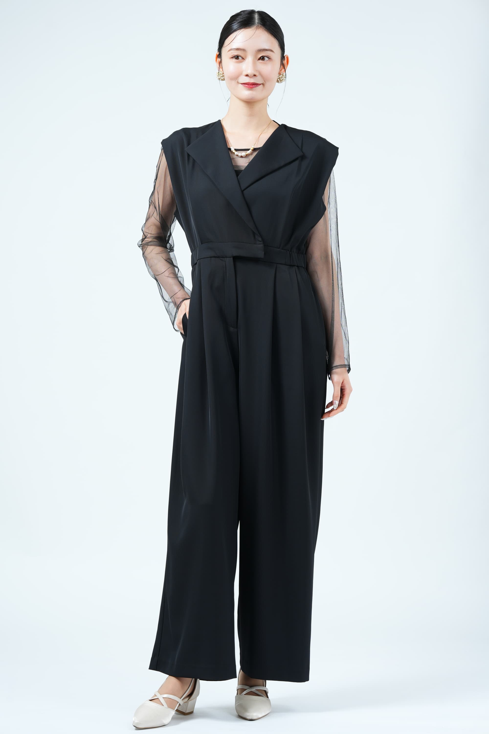 スタンドアウトカラーブラックパンツドレス