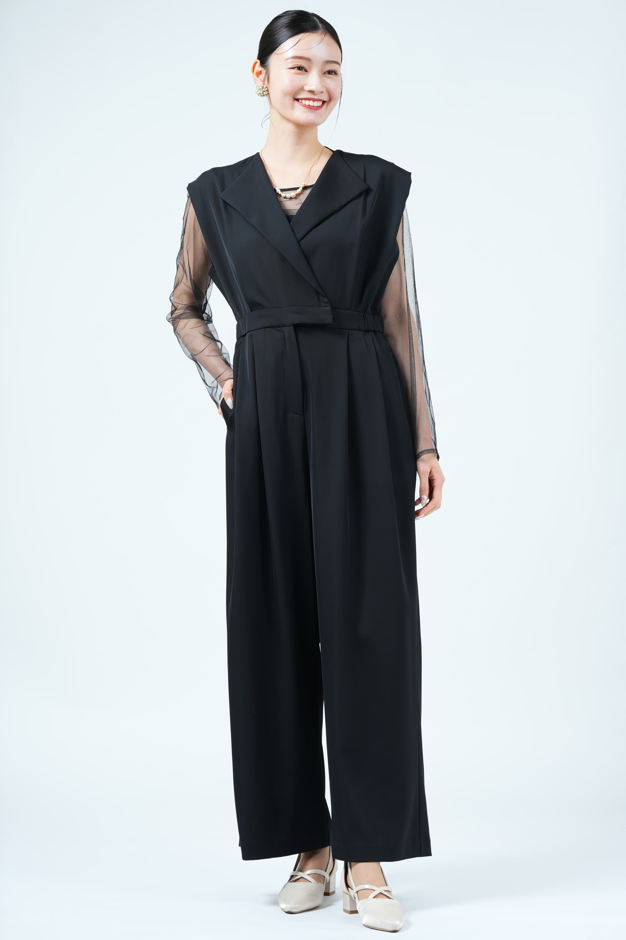 スタンドアウトカラーブラックパンツドレス