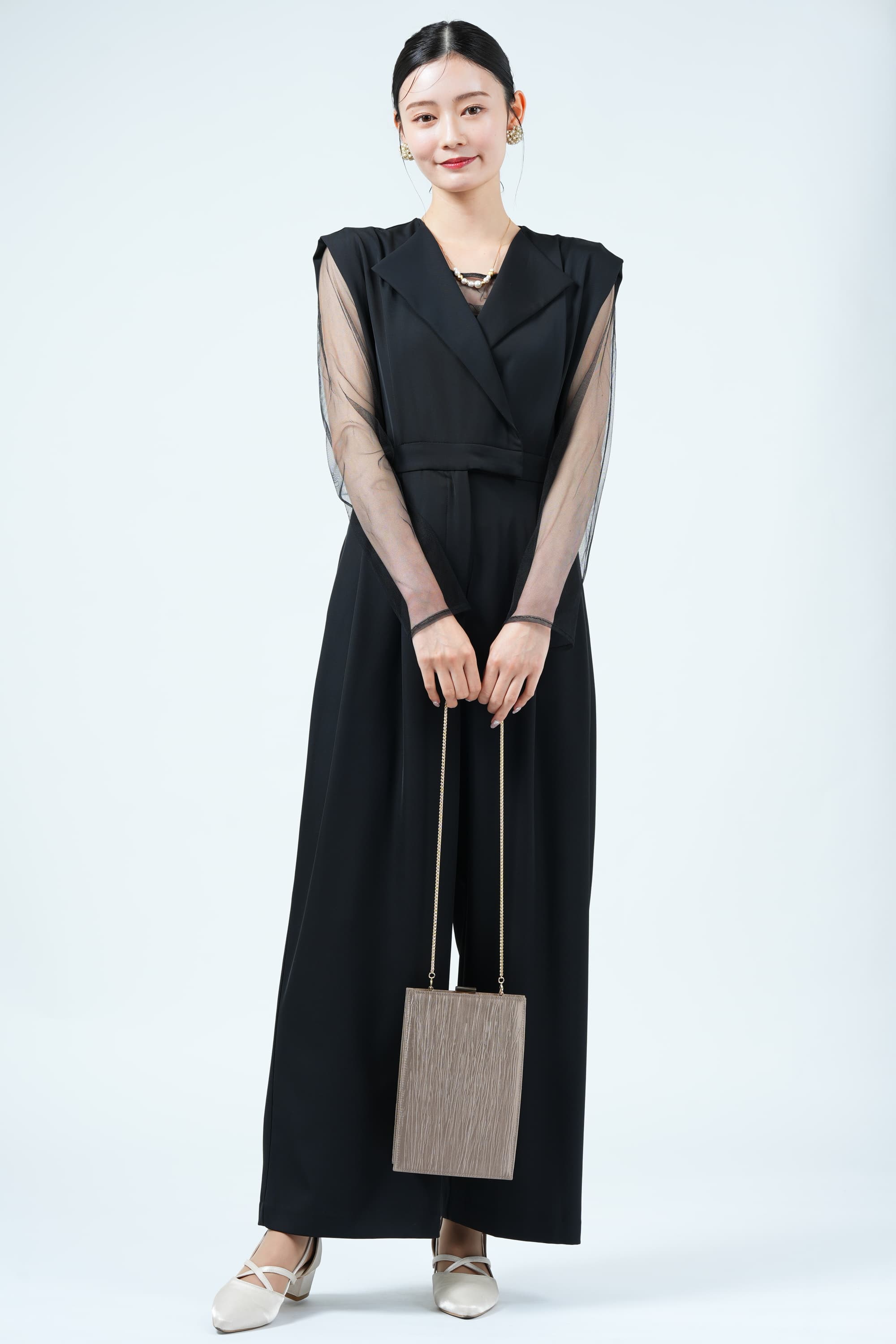 スタンドアウトカラーブラックパンツドレス