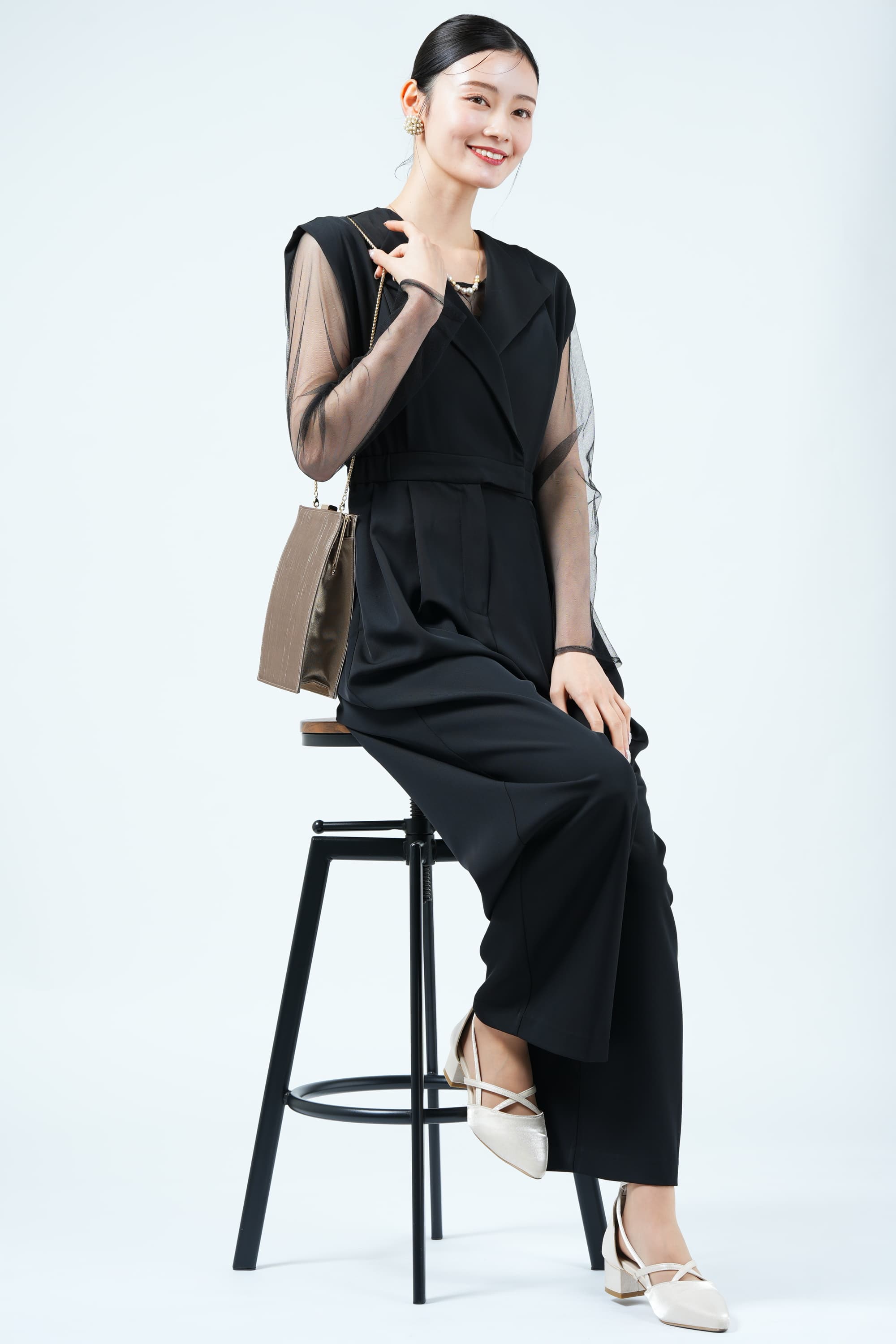 スタンドアウトカラーブラックパンツドレス