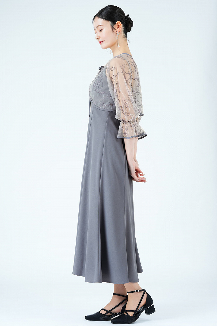 線描タッチ刺繍ブルードレス