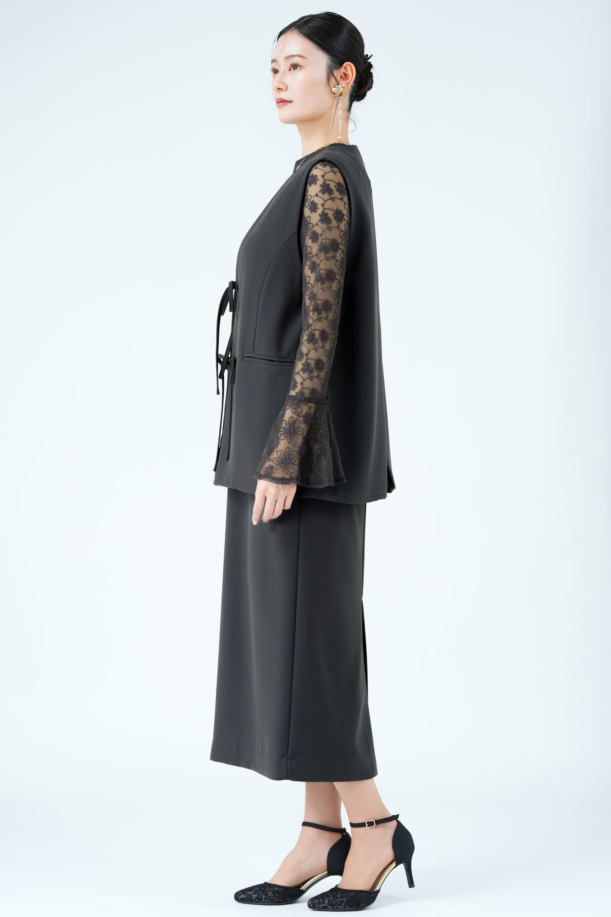 ジレレイヤード花刺繍チャコールグレードレス