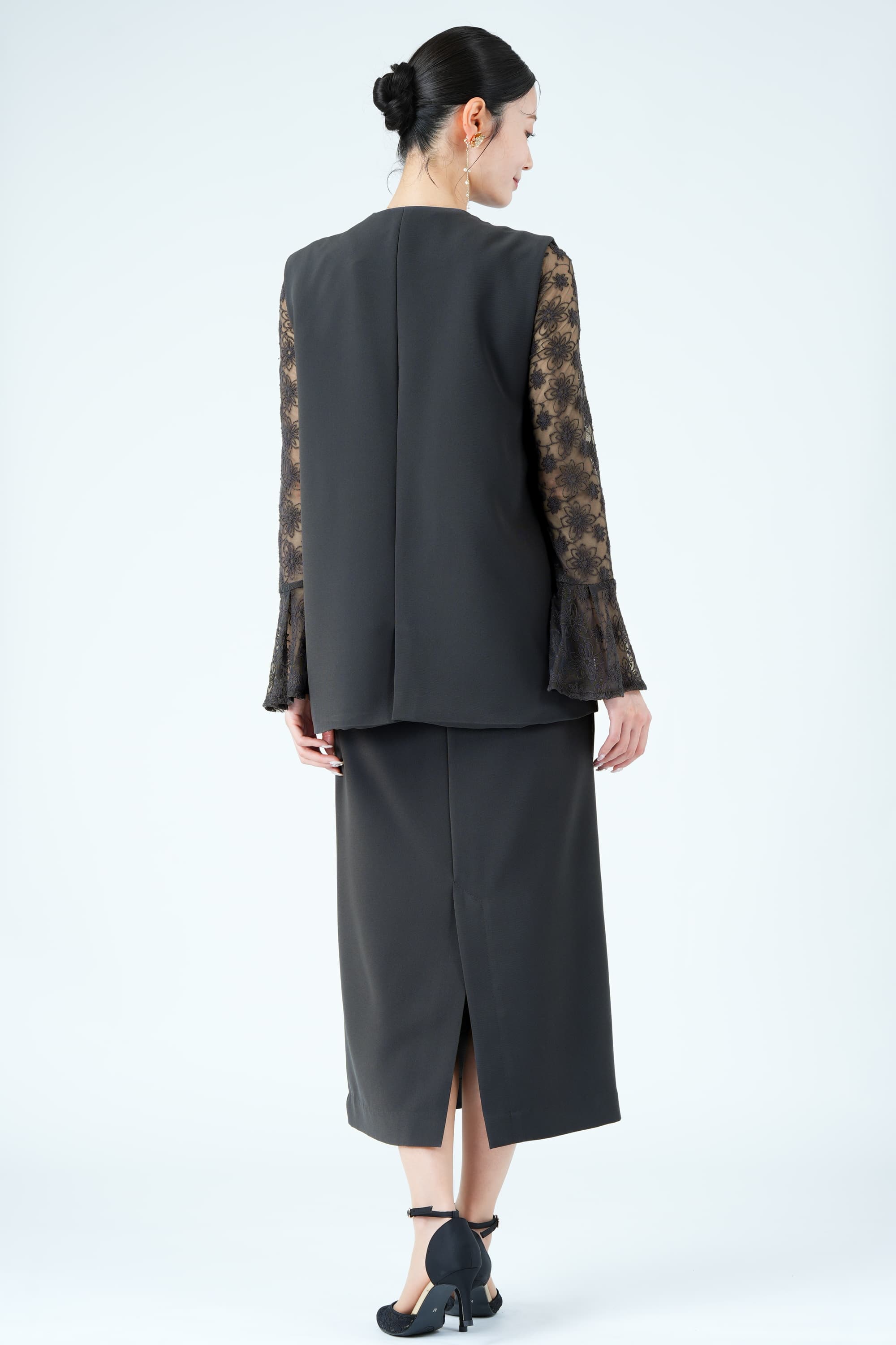 ジレレイヤード花刺繍チャコールグレードレス