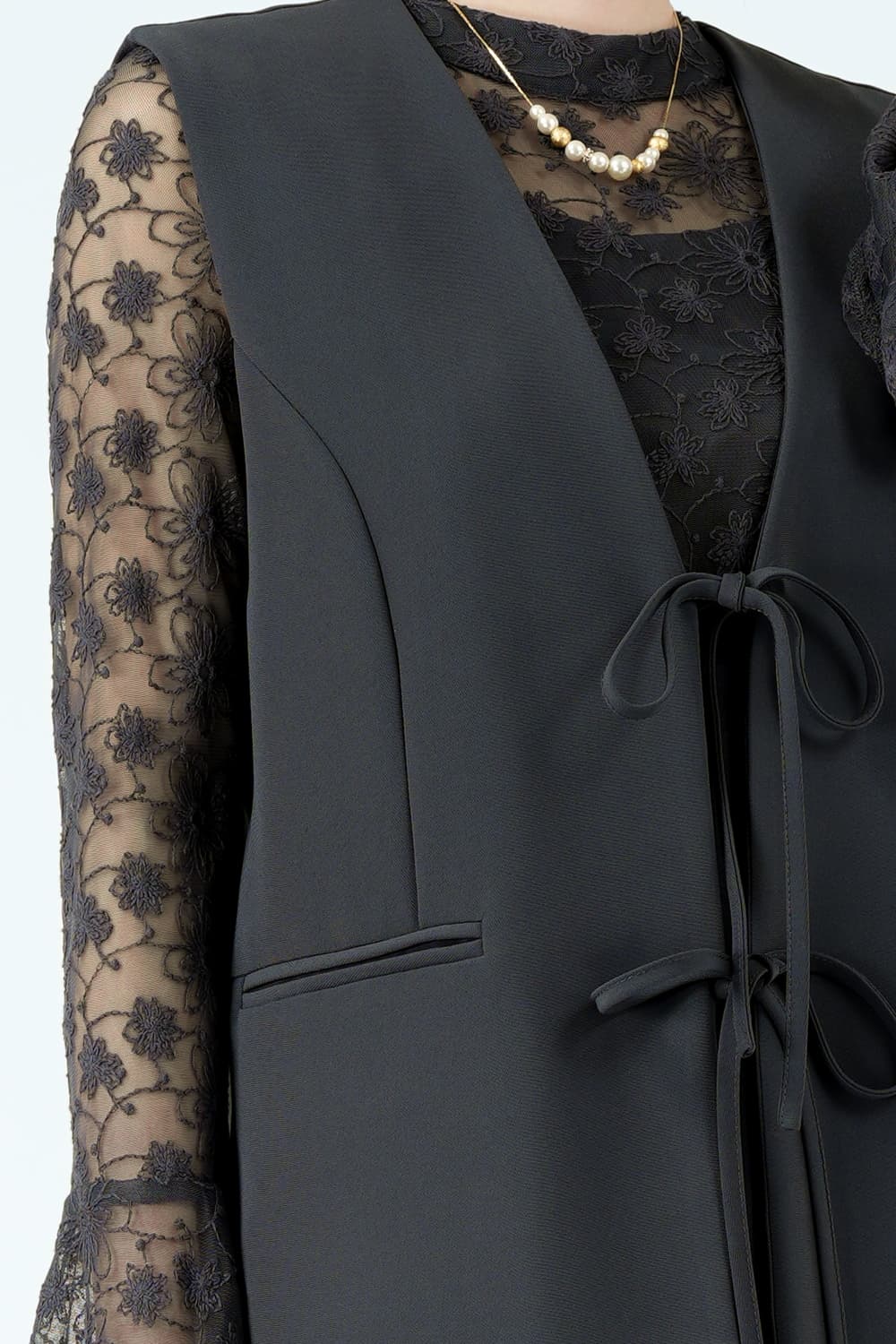 ジレレイヤード花刺繍チャコールグレードレス