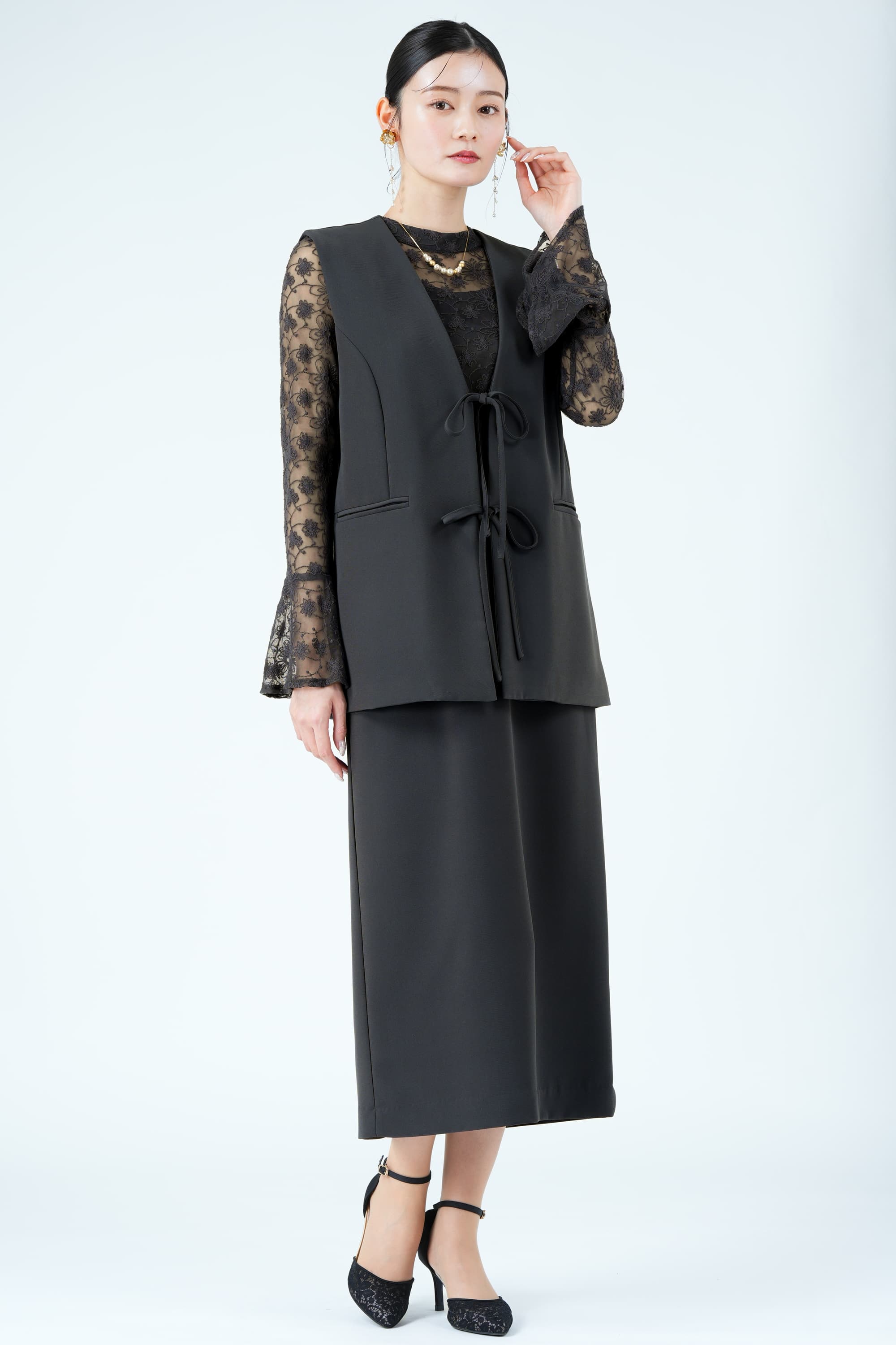 ジレレイヤード花刺繍チャコールグレードレス