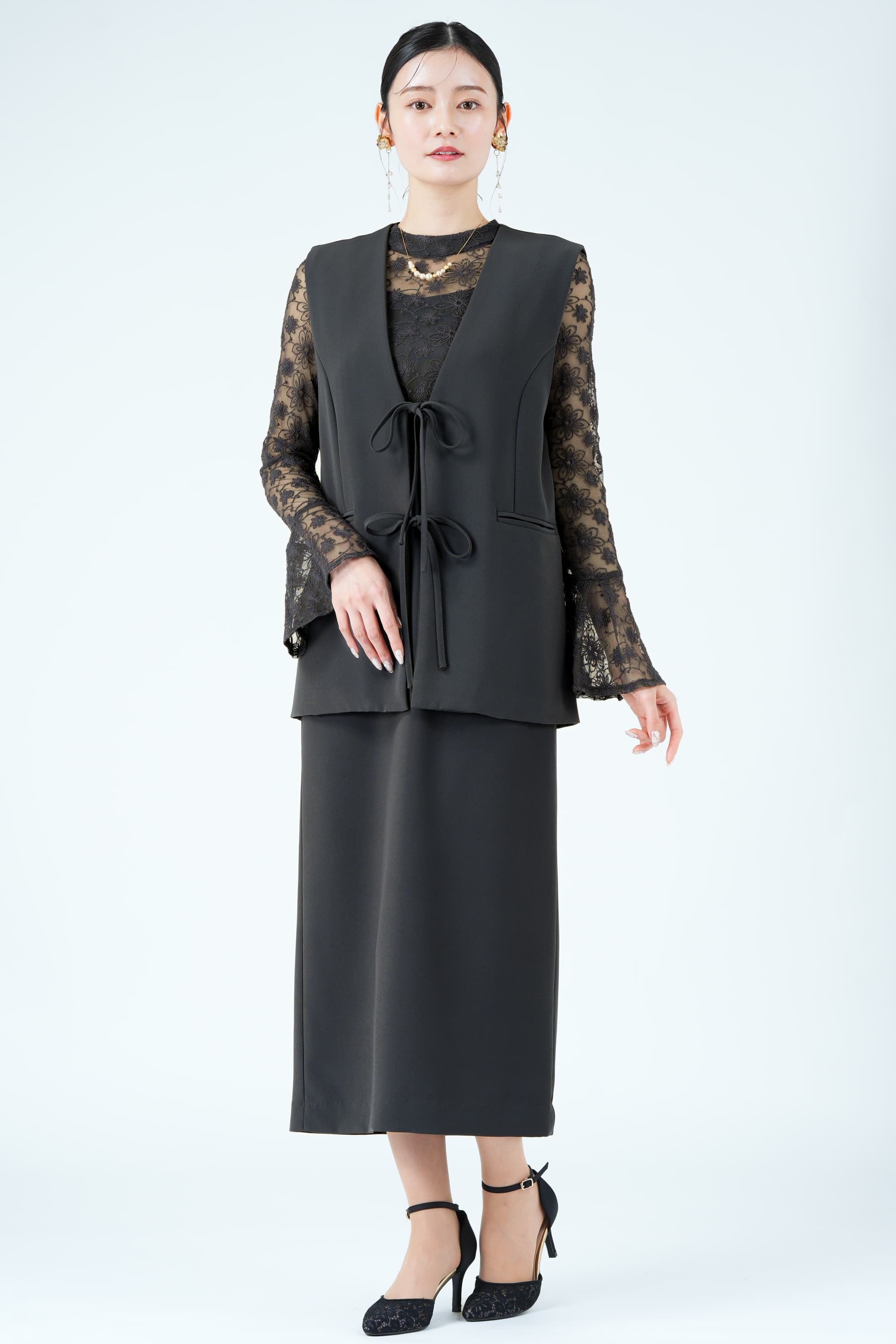 ジレレイヤード花刺繍チャコールグレードレス