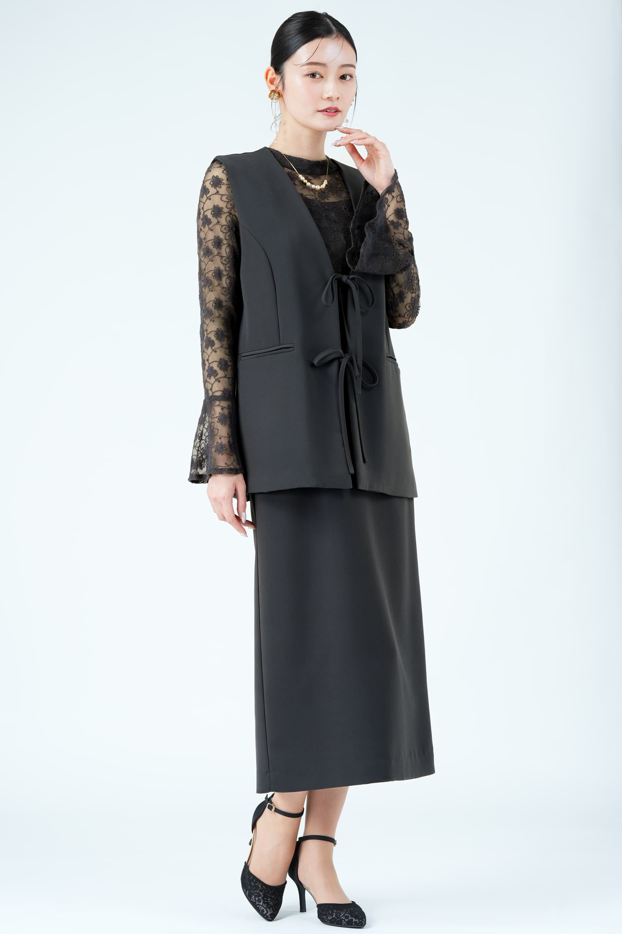 ジレレイヤード花刺繍チャコールグレードレス