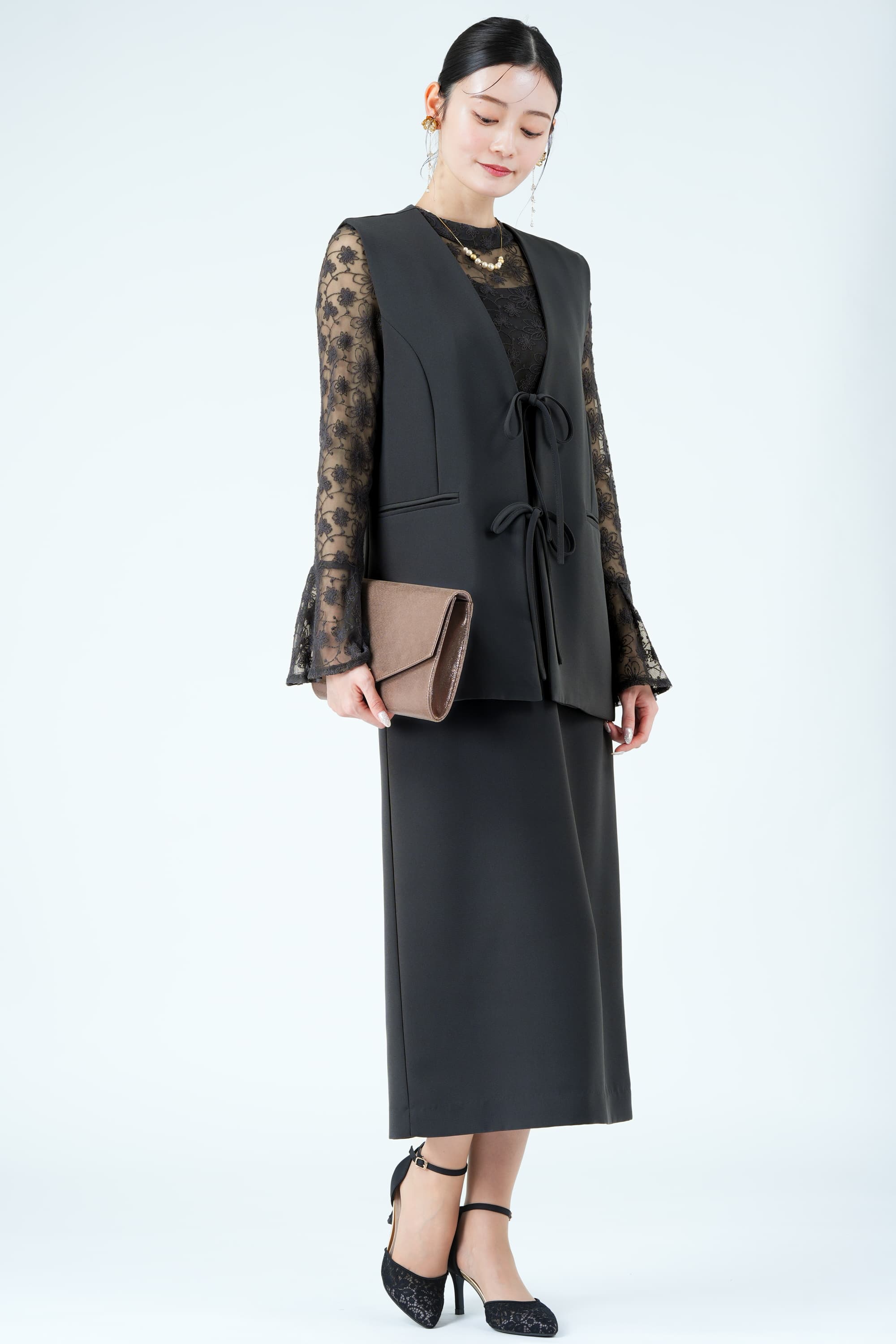 ジレレイヤード花刺繍チャコールグレードレス