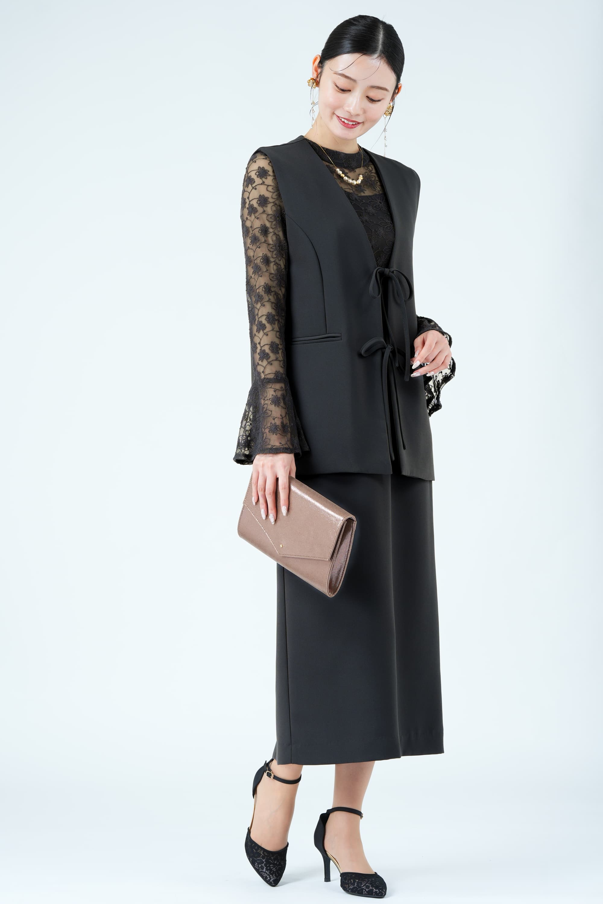 ジレレイヤード花刺繍チャコールグレードレス