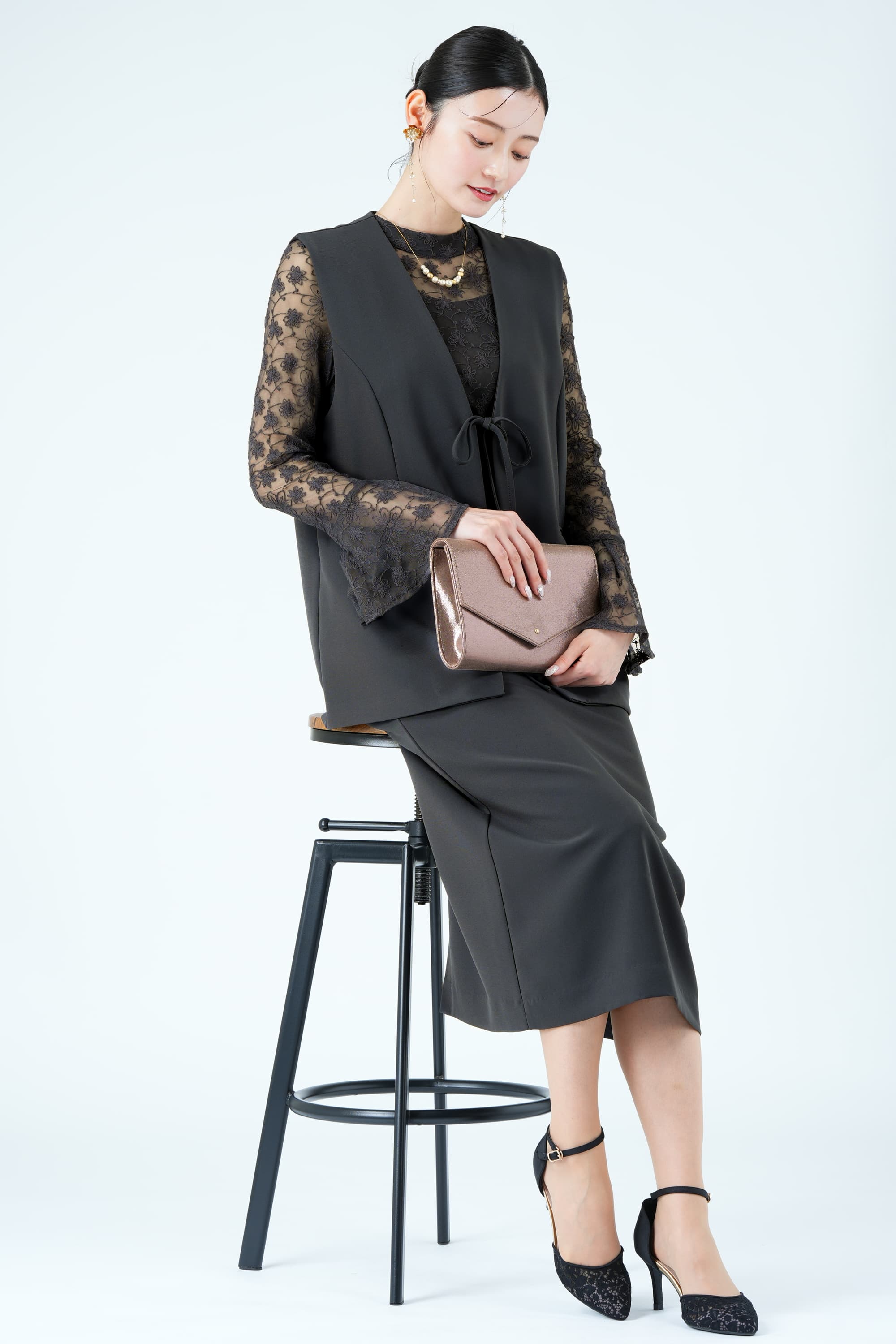 ジレレイヤード花刺繍チャコールグレードレス