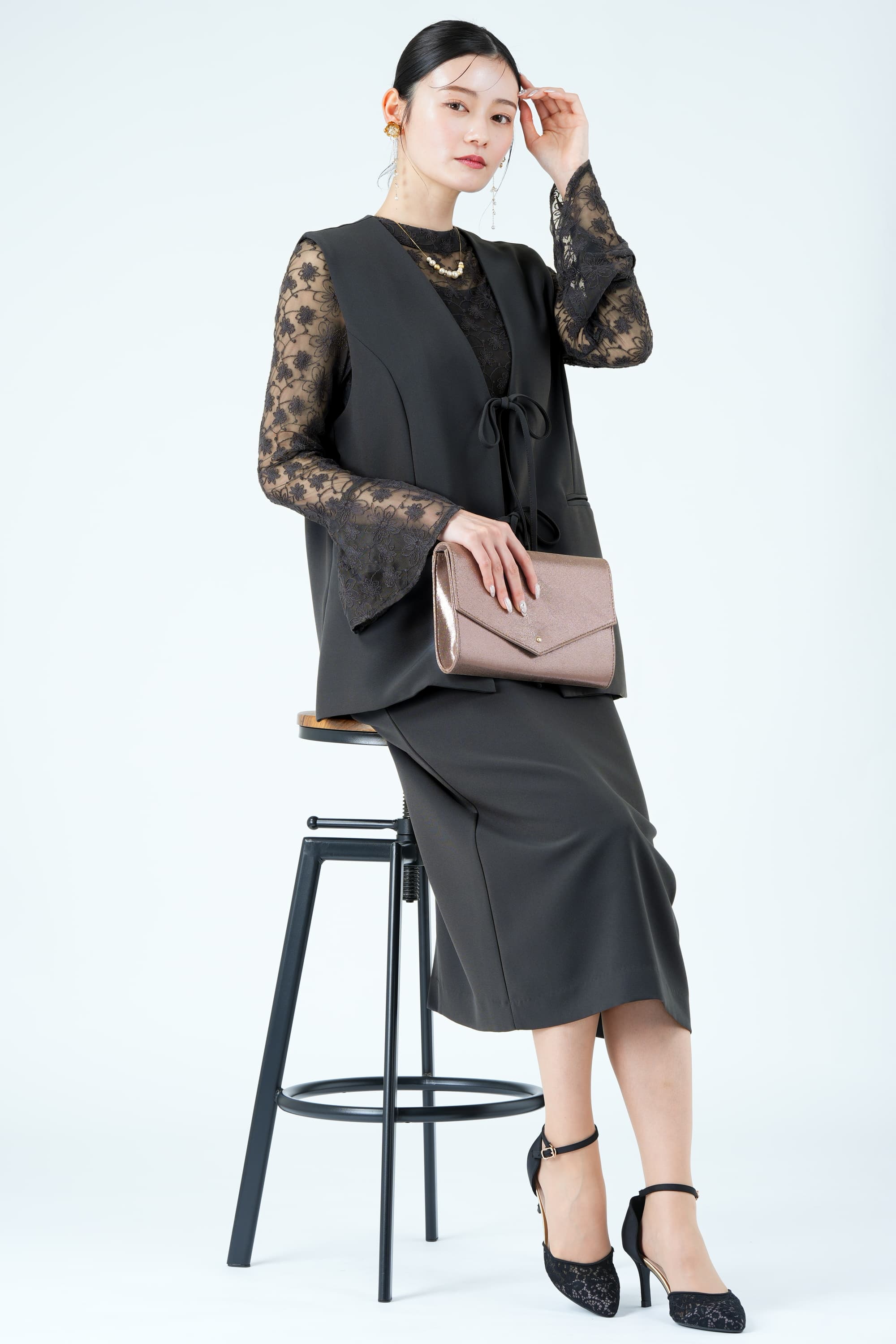 ジレレイヤード花刺繍チャコールグレードレス