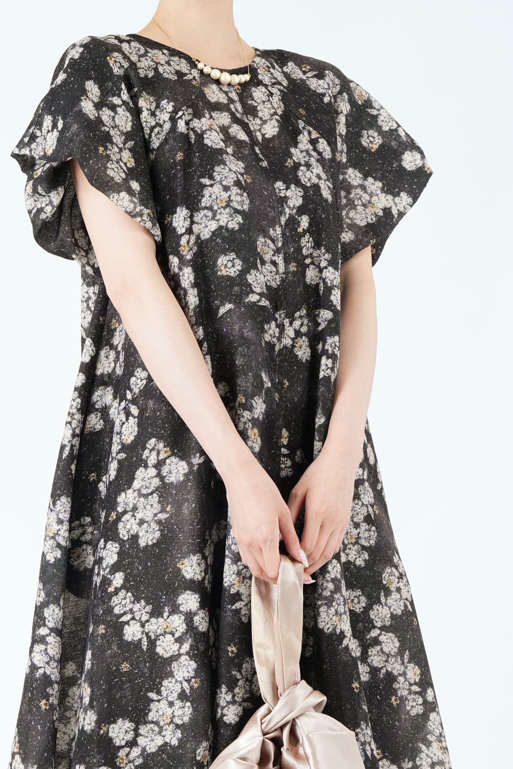 クラフト調フラワーブラックドレス