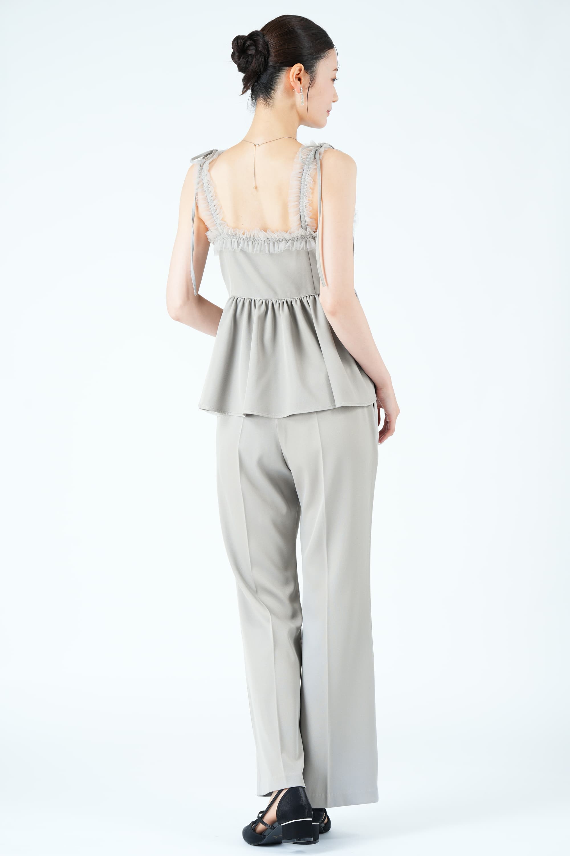 チュール装飾ペプラムグレーパンツドレス