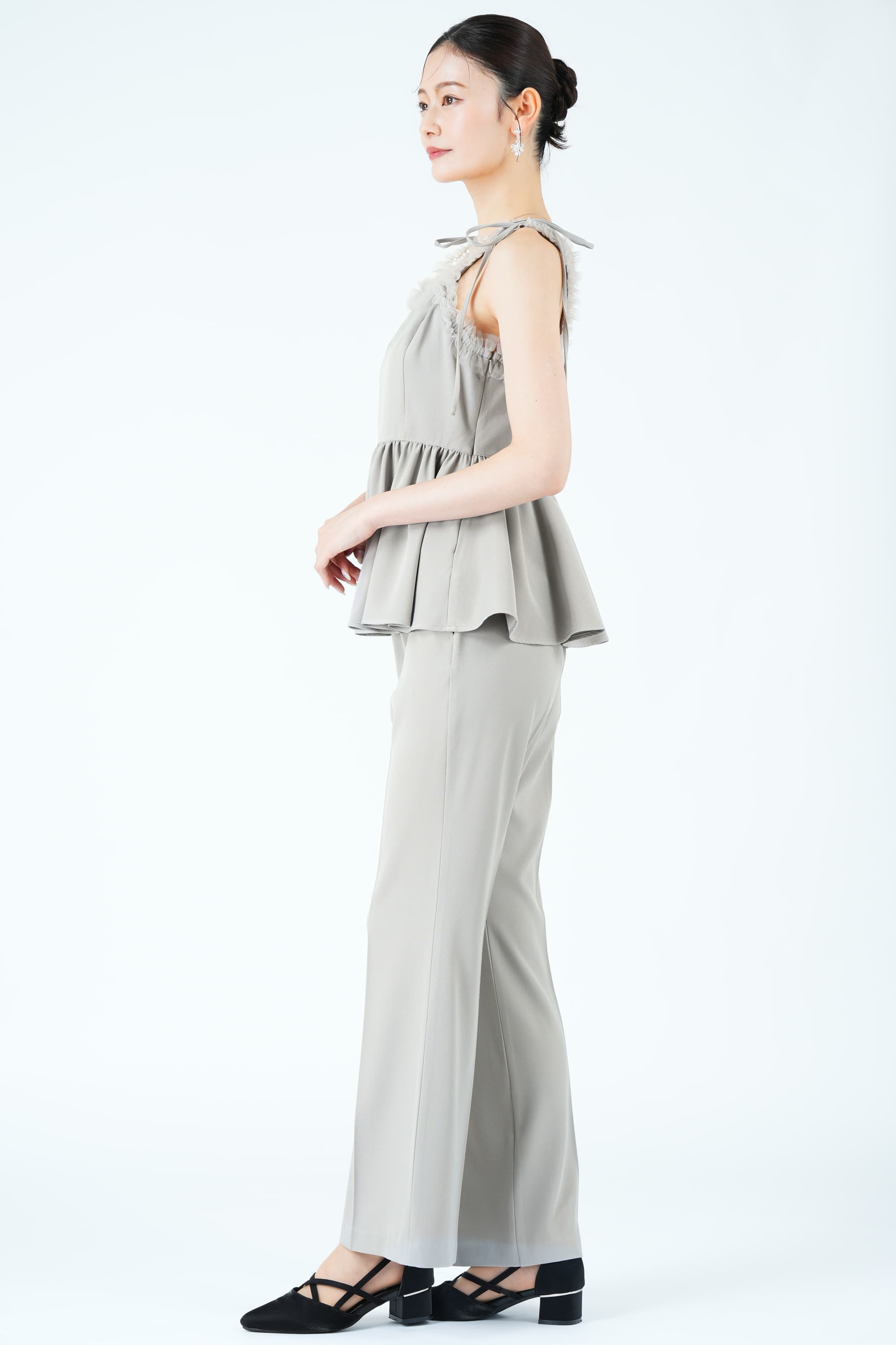 チュール装飾ペプラムグレーパンツドレス