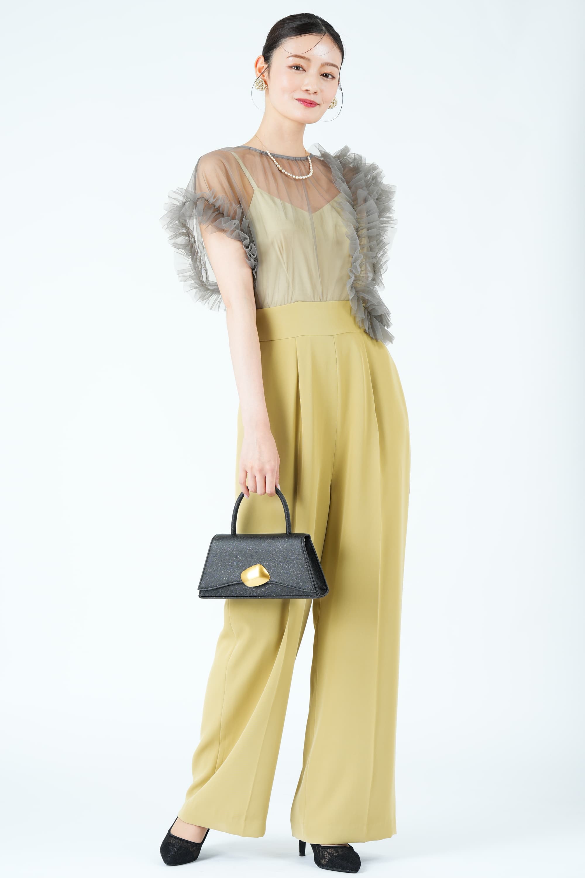 小粒パールボリュームホワイト×ゴールドイヤリング