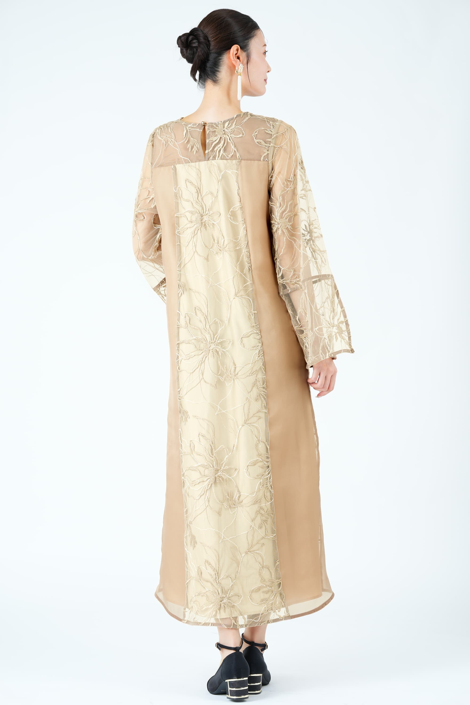 チュール刺繍パネルベージュドレス