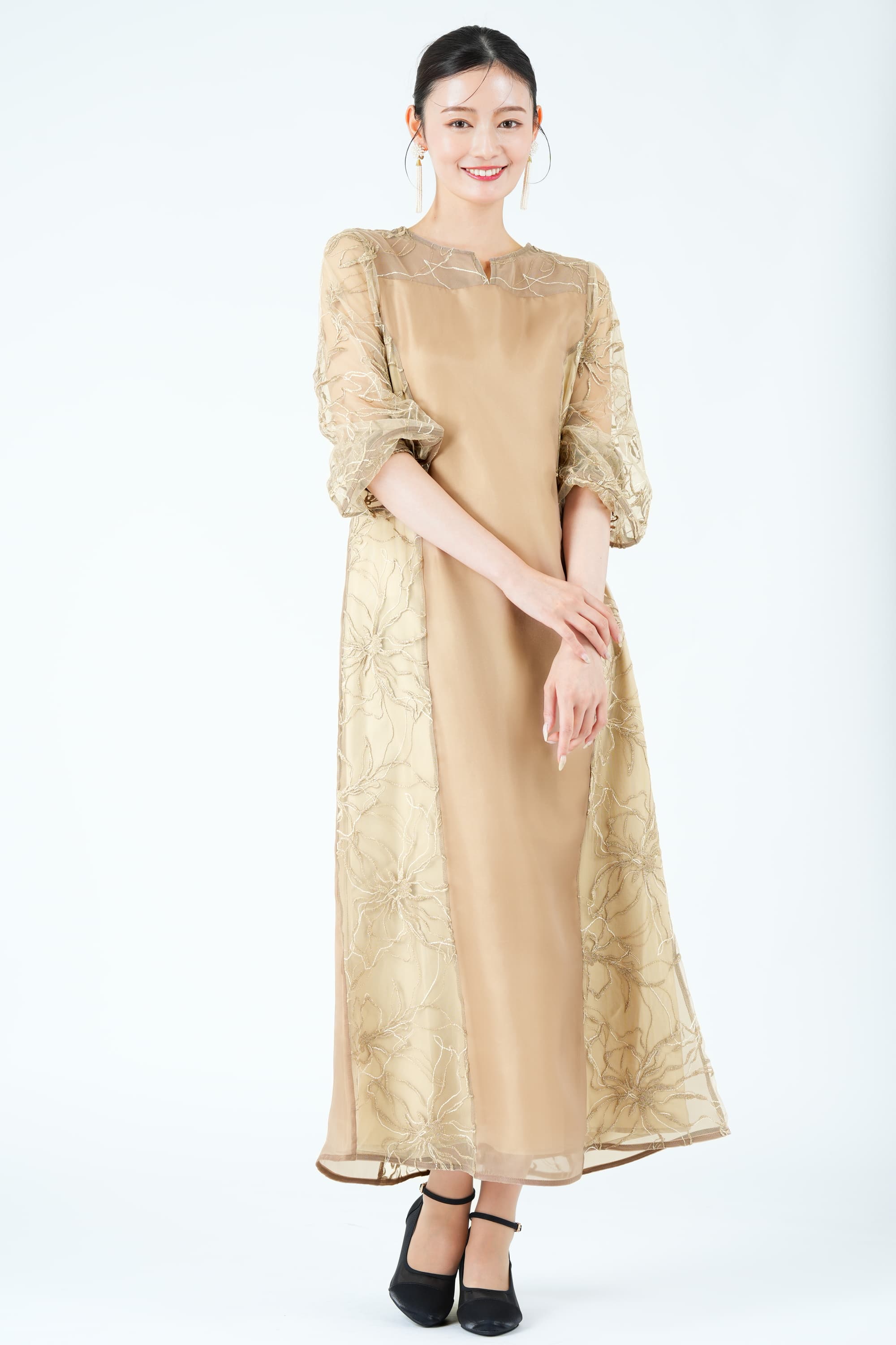 チュール刺繍パネルベージュドレス