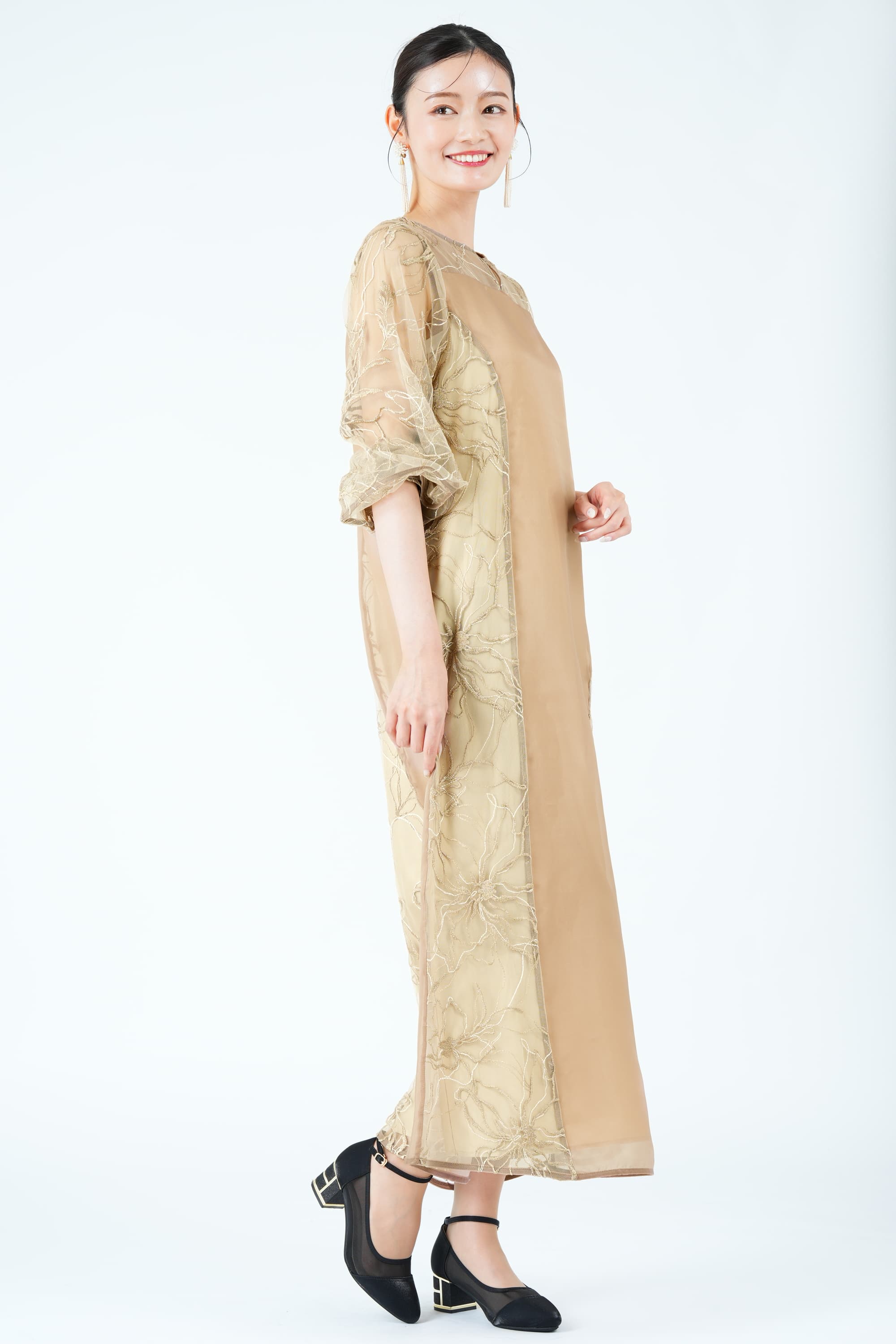 チュール刺繍パネルベージュドレス