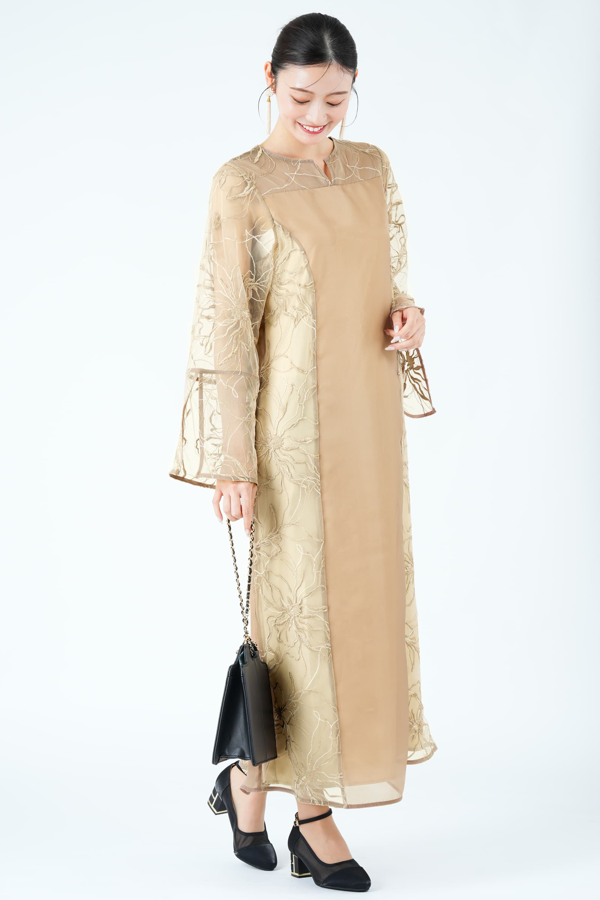 チュール刺繍パネルベージュドレス